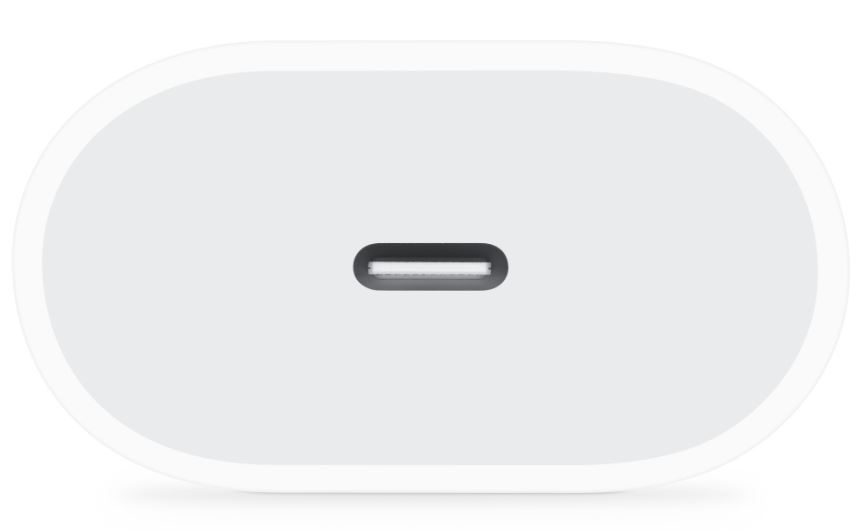 Ortasında gri USB-C bağlantı noktası olan beyaz bir USB-C şarj cihazı, beyaz arka plan üzerinde.