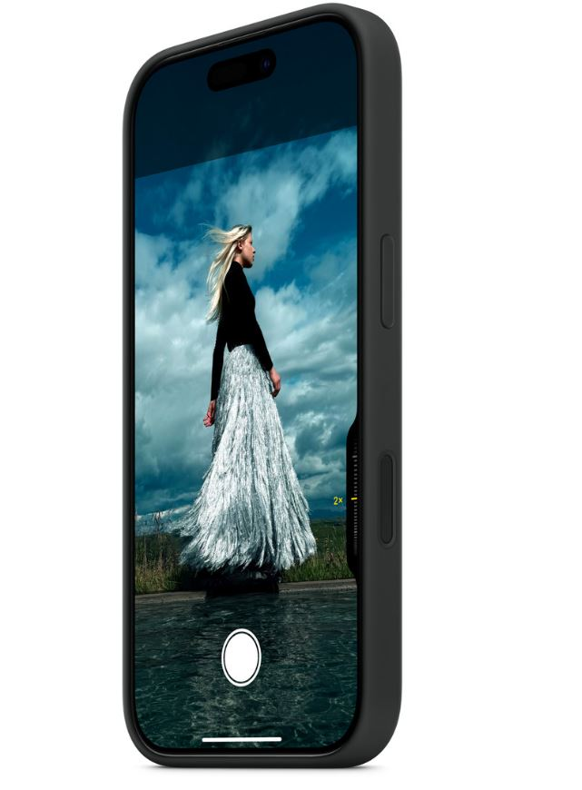 Gümüş etekli bir kadının fotoğrafını gösteren bir akıllı telefon.
