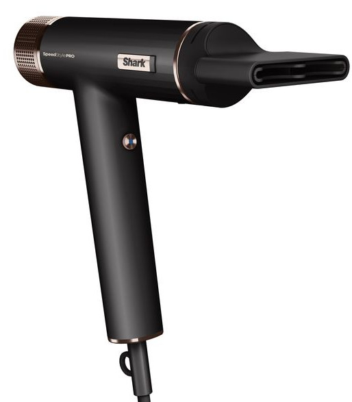 Czarna suszarka do włosów ze złotymi akcentami. Dysza jest prostokątna.