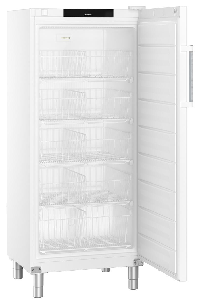 Weißer Kühlschrank mit offener Tür, zeigt Regale und Körbe.