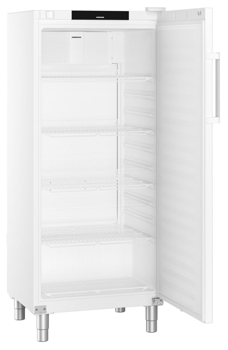 Weißer Kühlschrank mit offener Tür, zeigt Regale und Innenraum.