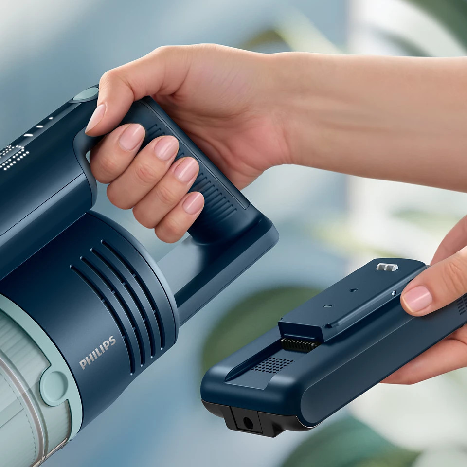 Osoba korzysta z odkurzacza Philips.