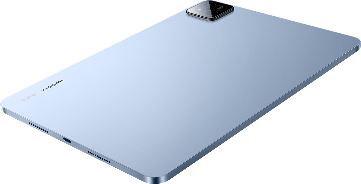 Világoskék tablet kamerával és Xiaomi logóval fekete háttérben, ferde nézetben.