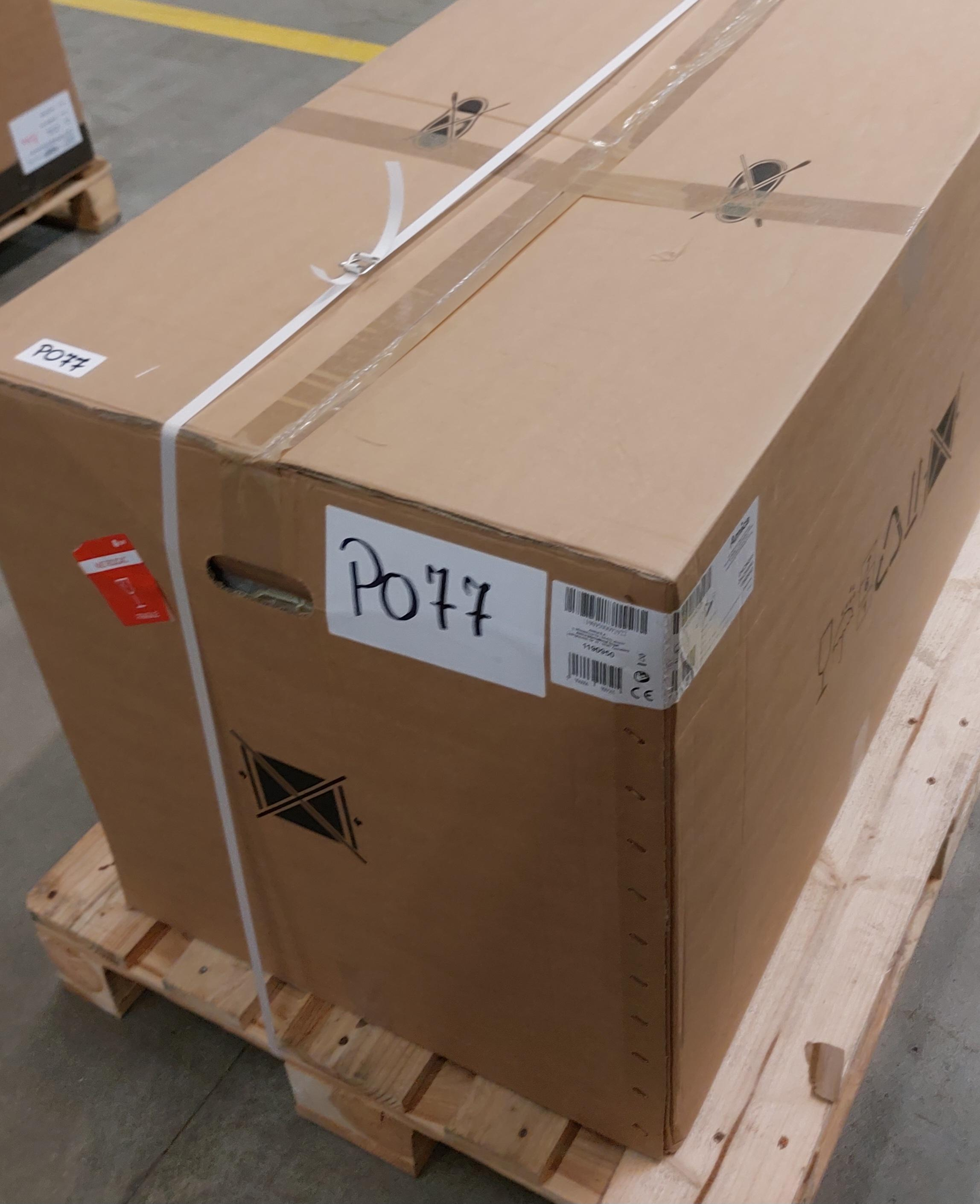 Kartonowe pudełko na drewnianej palecie. Pudełko ma etykietę 'P077'.