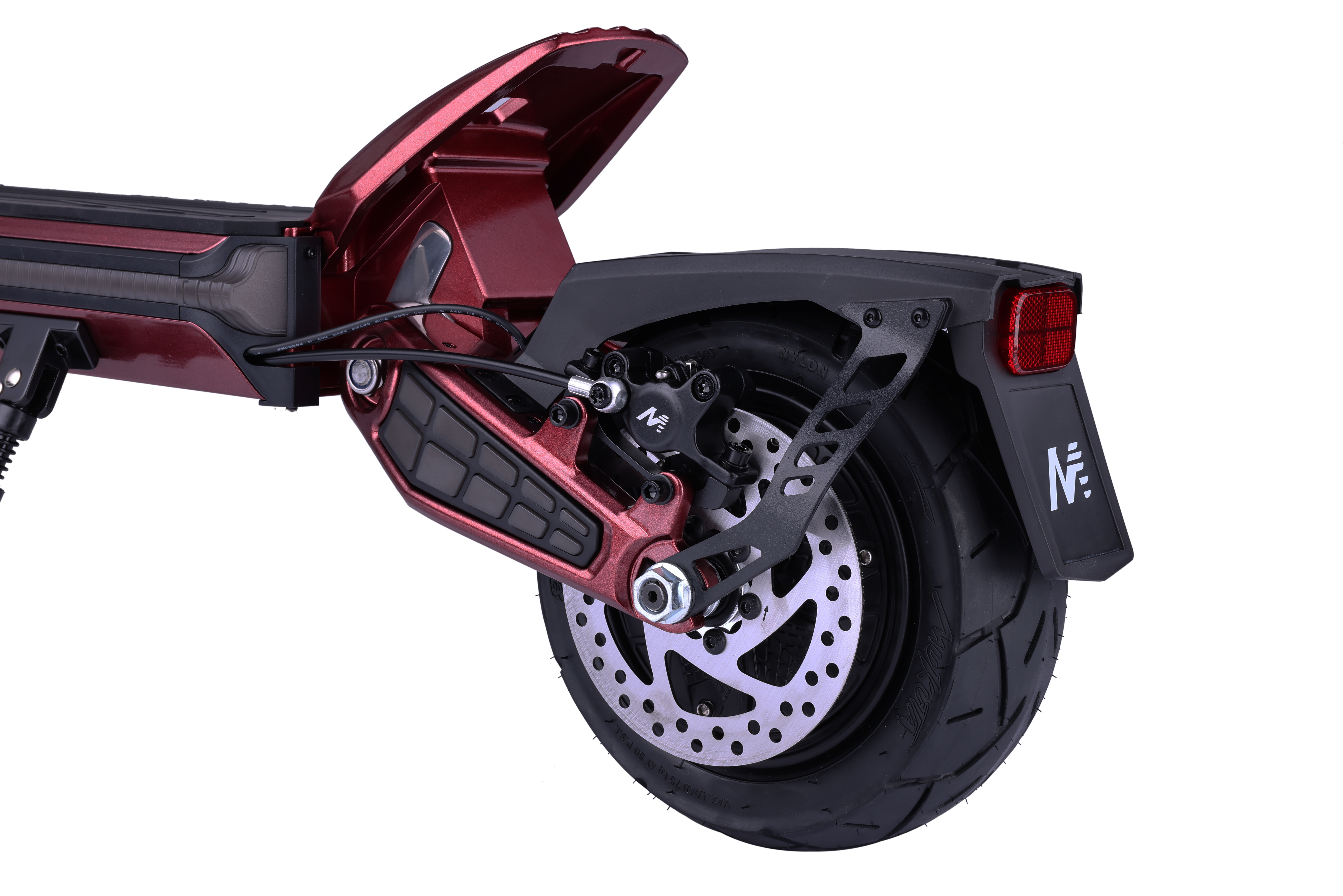 Elektrikli scooter arka tekerleği ve freni. Siyah çamurluk ve beyaz logo ile bordo rengi.