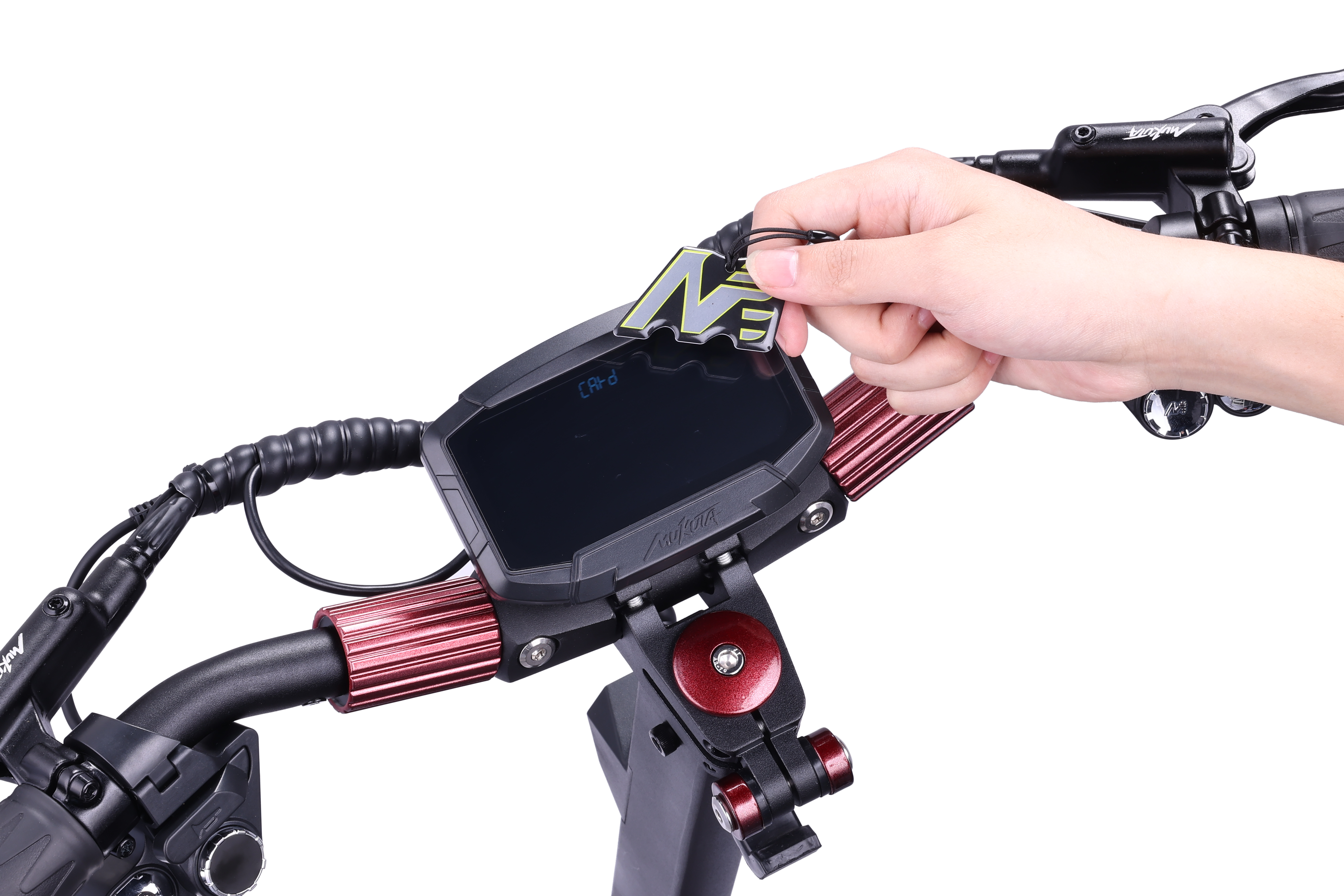 Bir el, bir scooter'ın ekranından bir çıkartma çıkarıyor.