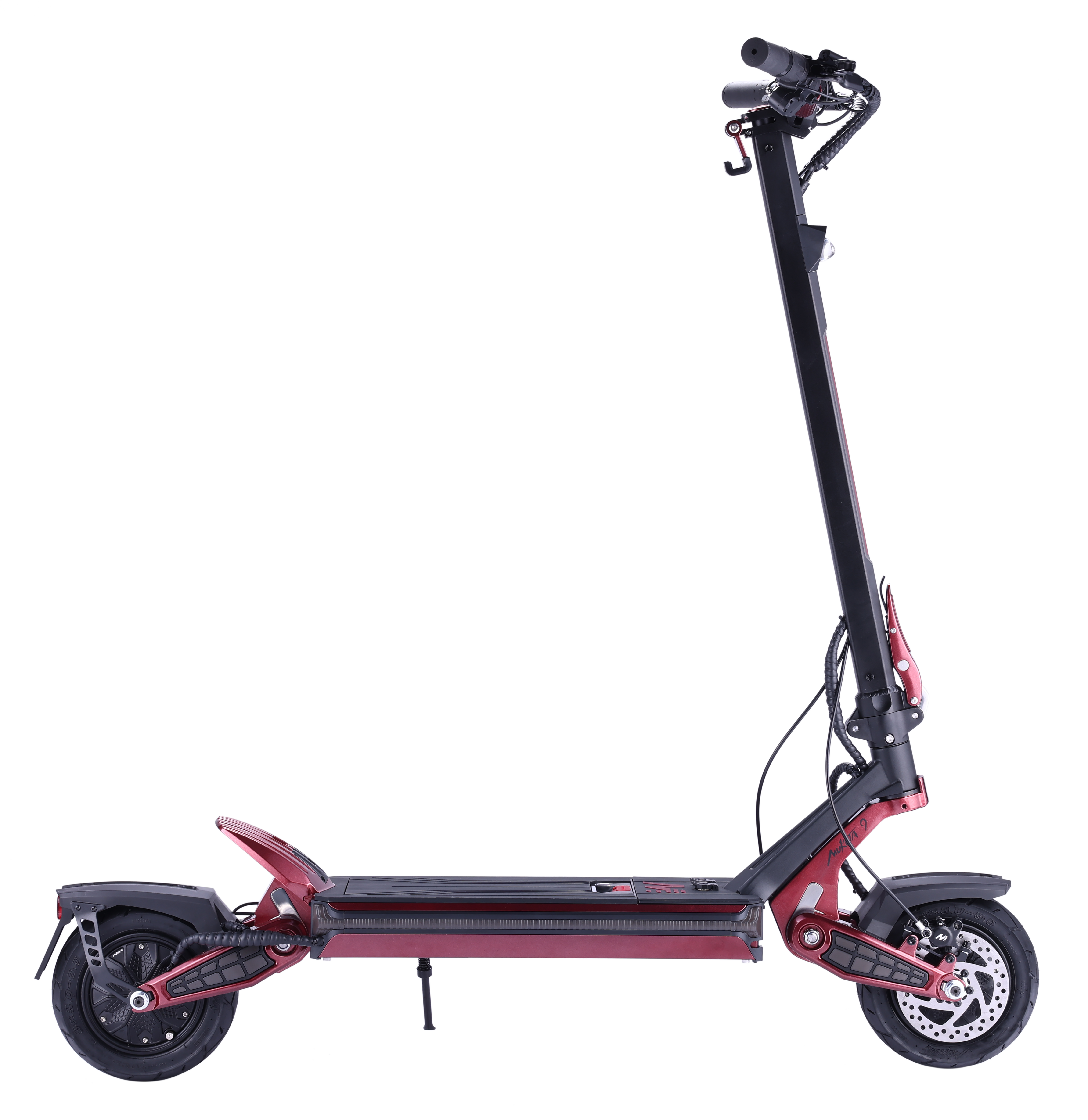 Siyah arka plan üzerinde kırmızı ve siyah elektrikli scooter. Yan profil.