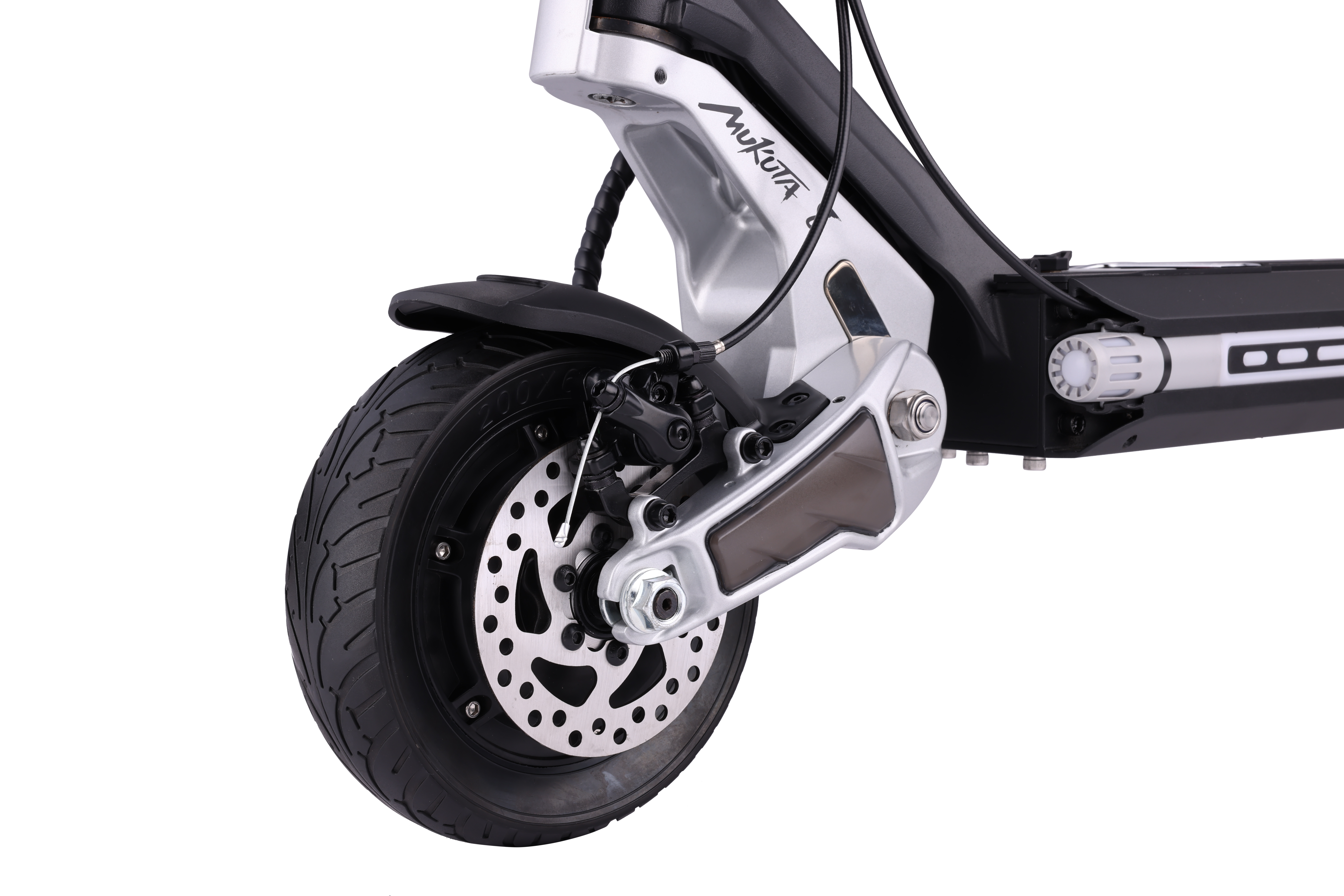 Disk frenli bir elektrikli scooter'ın ön tekerleğinin yakın çekimi.