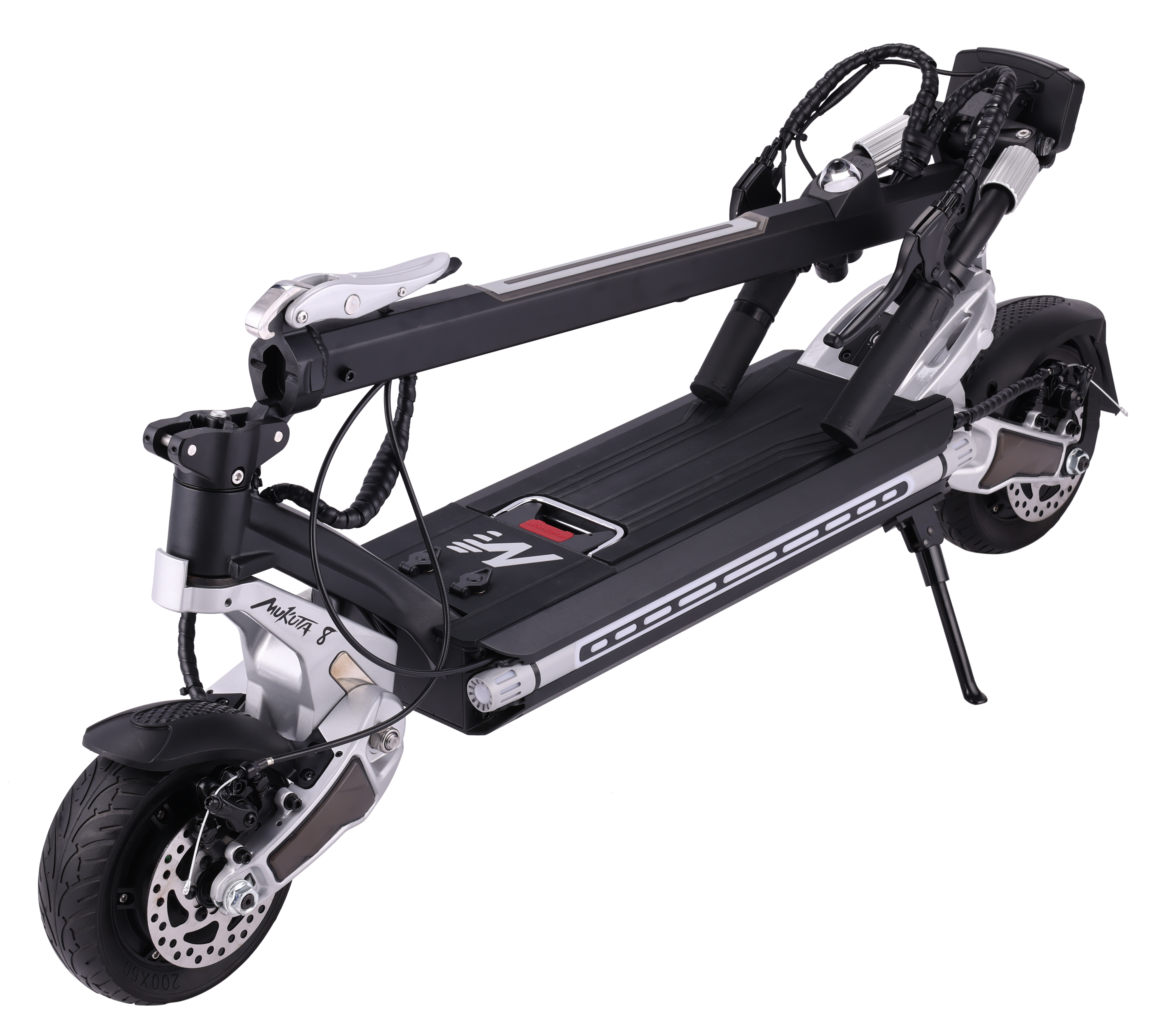 Siyah ve gümüş elektrikli scooter, katlanmış, büyük tekerlekli.