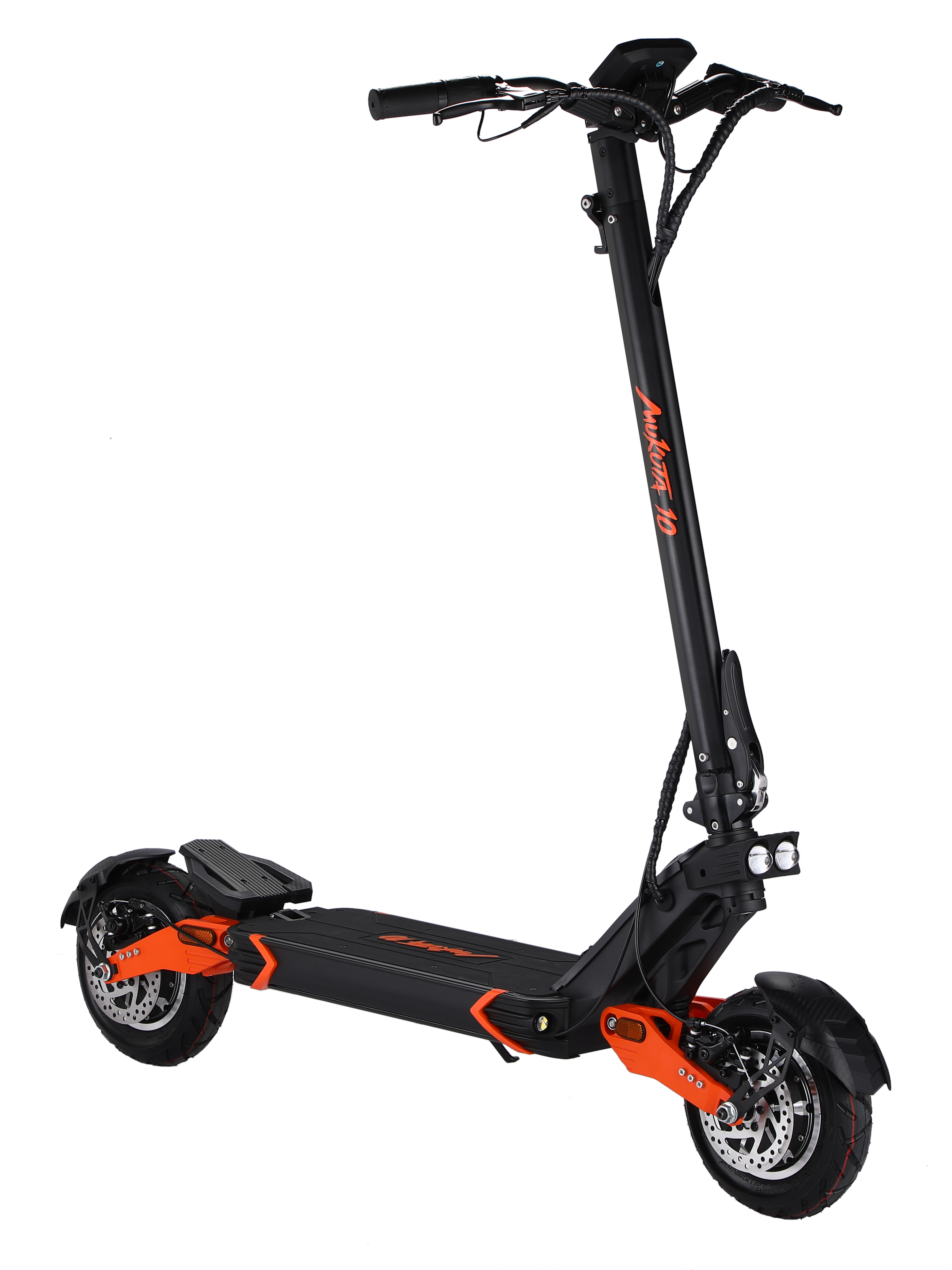 Uzun bir tutma kolu ve ayak platformu olan siyah ve turuncu elektrikli scooter. Beyaz bir arka plan üzerinde.