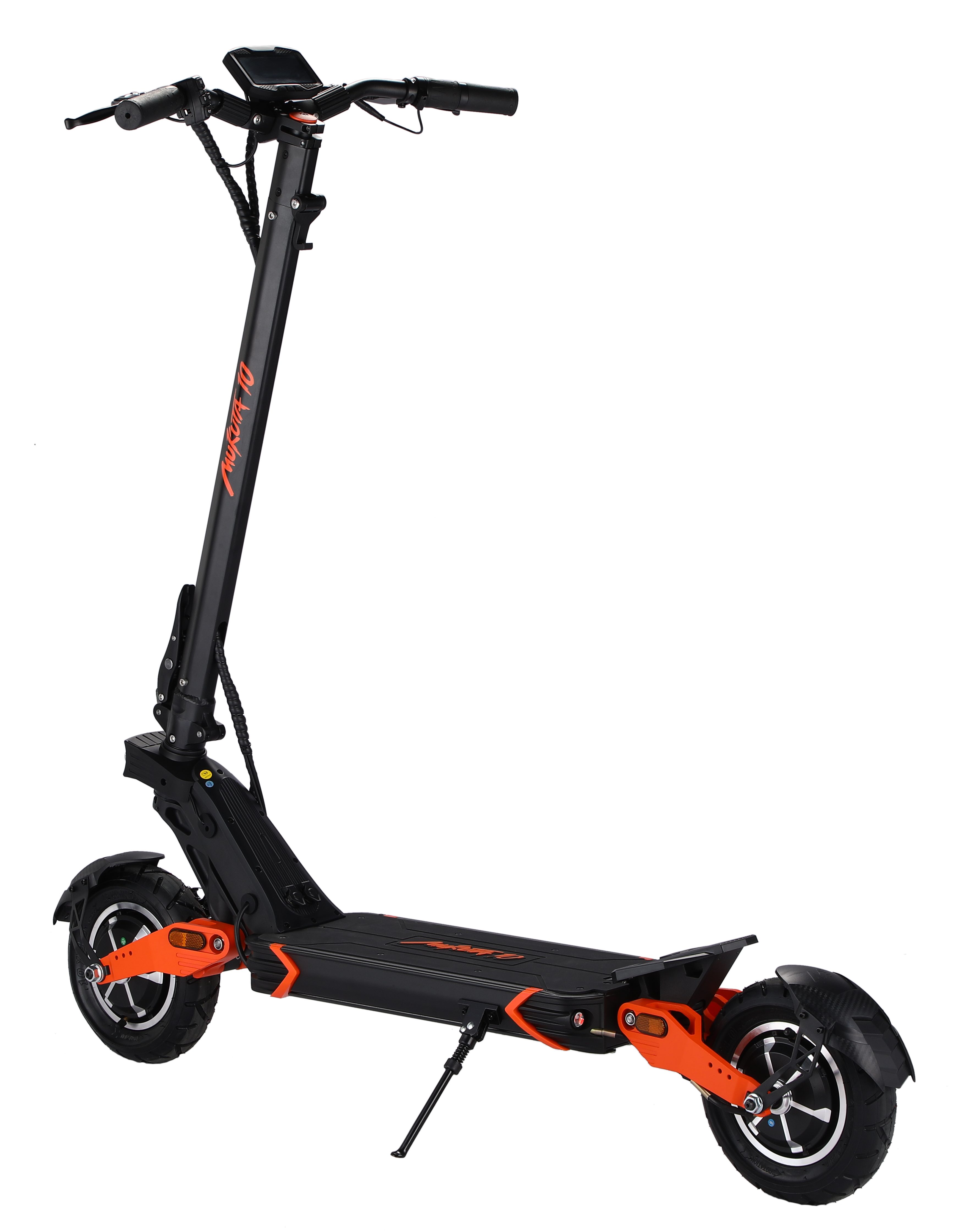 Turuncu vurgulu bir elektrikli scooter. Siyah çerçeveye ve tekerleklere sahip. Arka plan düz siyah.