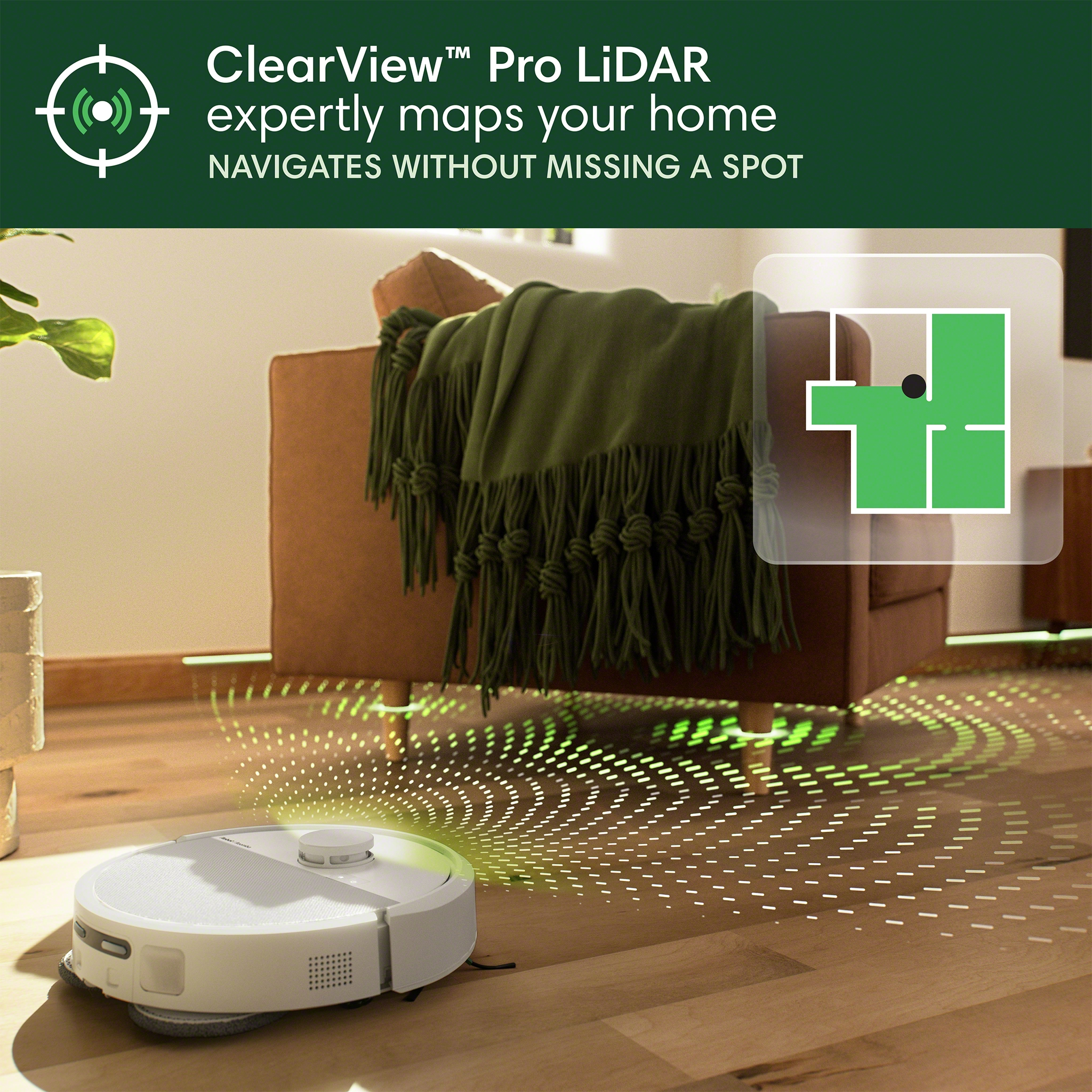 Ein weißer Roboterstaubsauger reinigt einen Holzboden. Eine grüne Decke liegt auf einem braunen Sofa. Eine Karte befindet sich oben rechts.