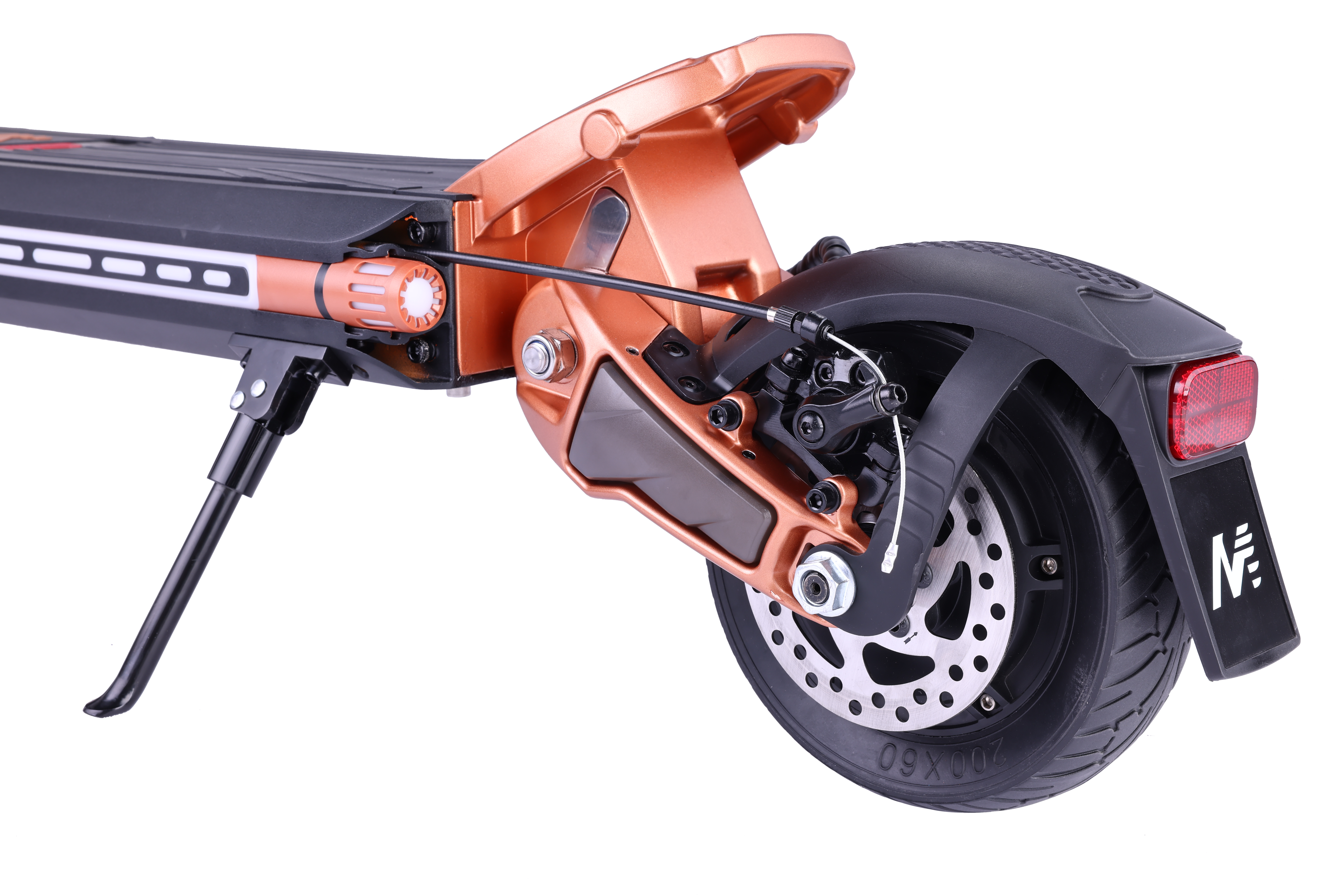 Disk frenli ve ayaklıklı siyah ve bronz elektrikli scooter'ın arka görünümü.