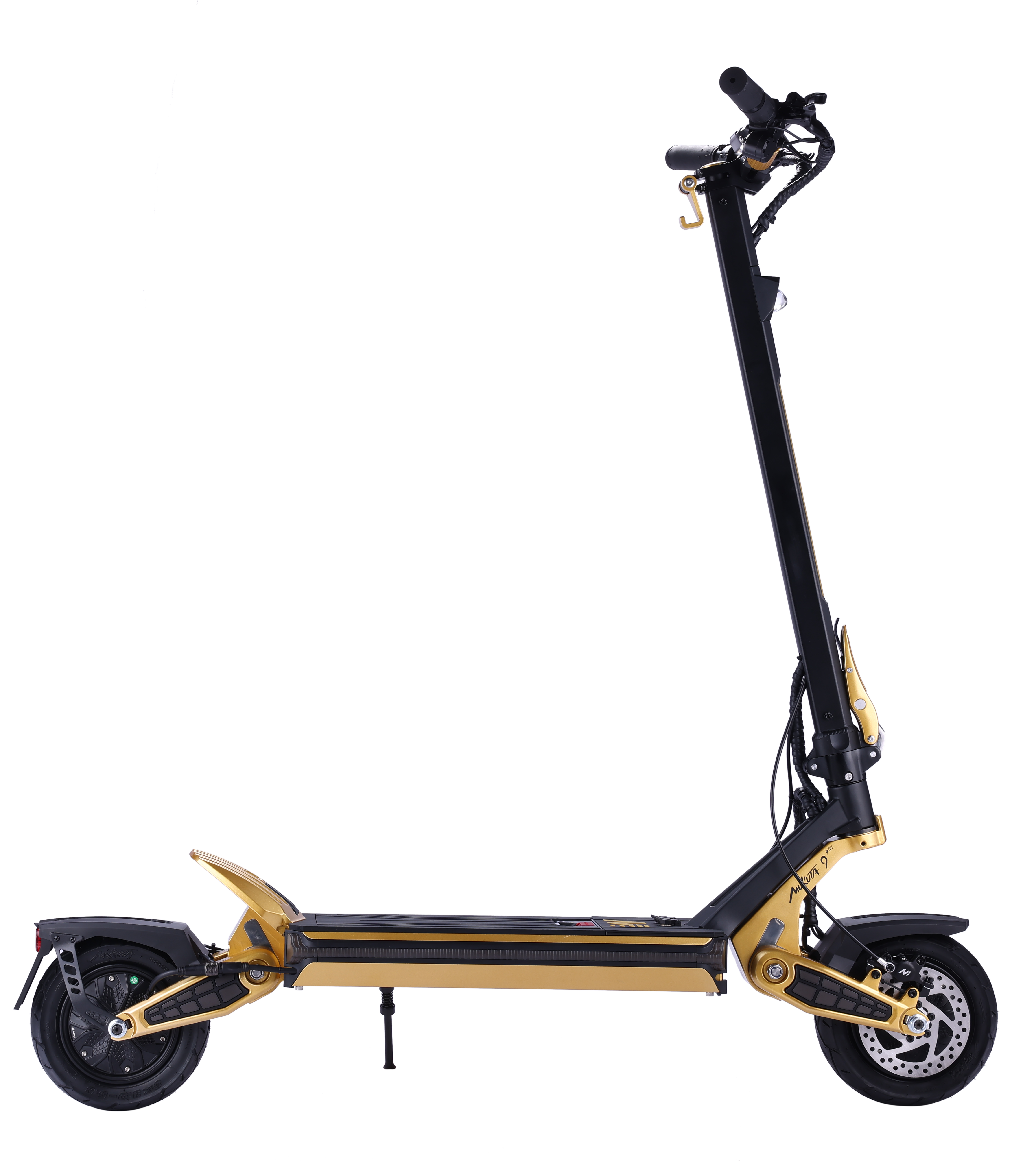 Siyah ve altın renkli bir elektrikli scooter siyah bir arka plan üzerinde.