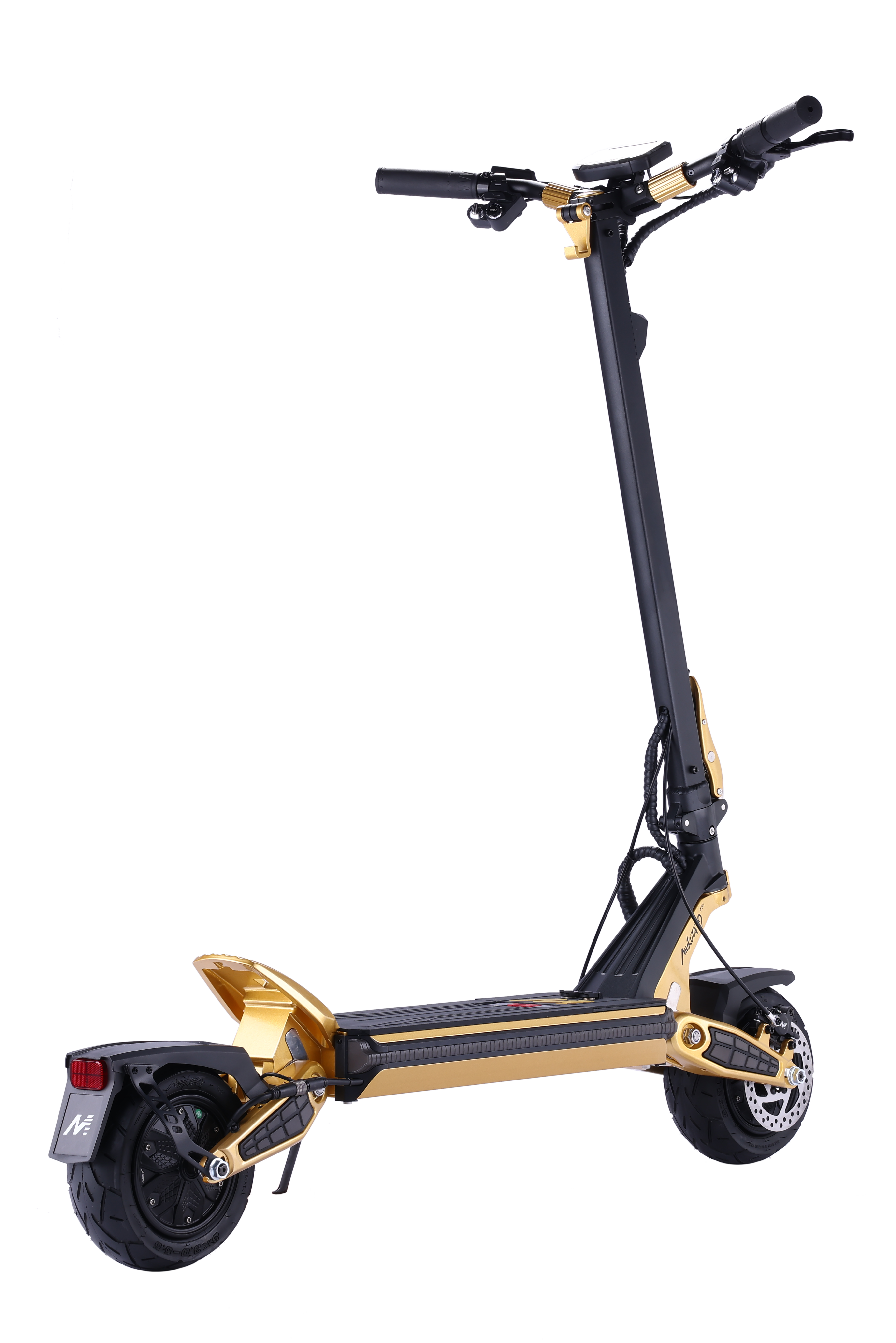 Siyah ve altın tasarımlı bir elektrikli scooter. Yan açıdan görülüyor.