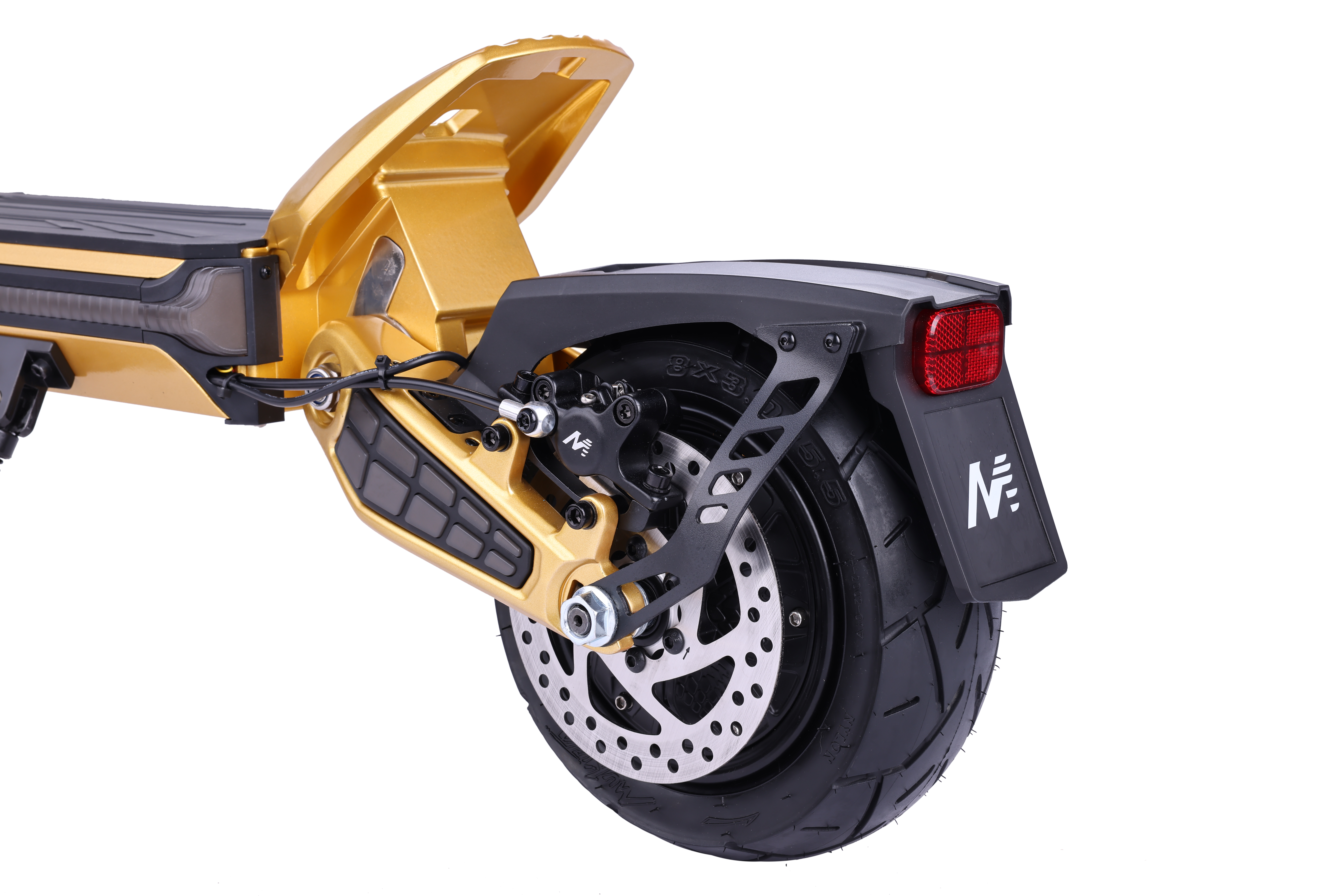 Altın scooter arka tekerleği, siyah lastik, disk fren ve siyah çamurluk. Beyaz zemin.