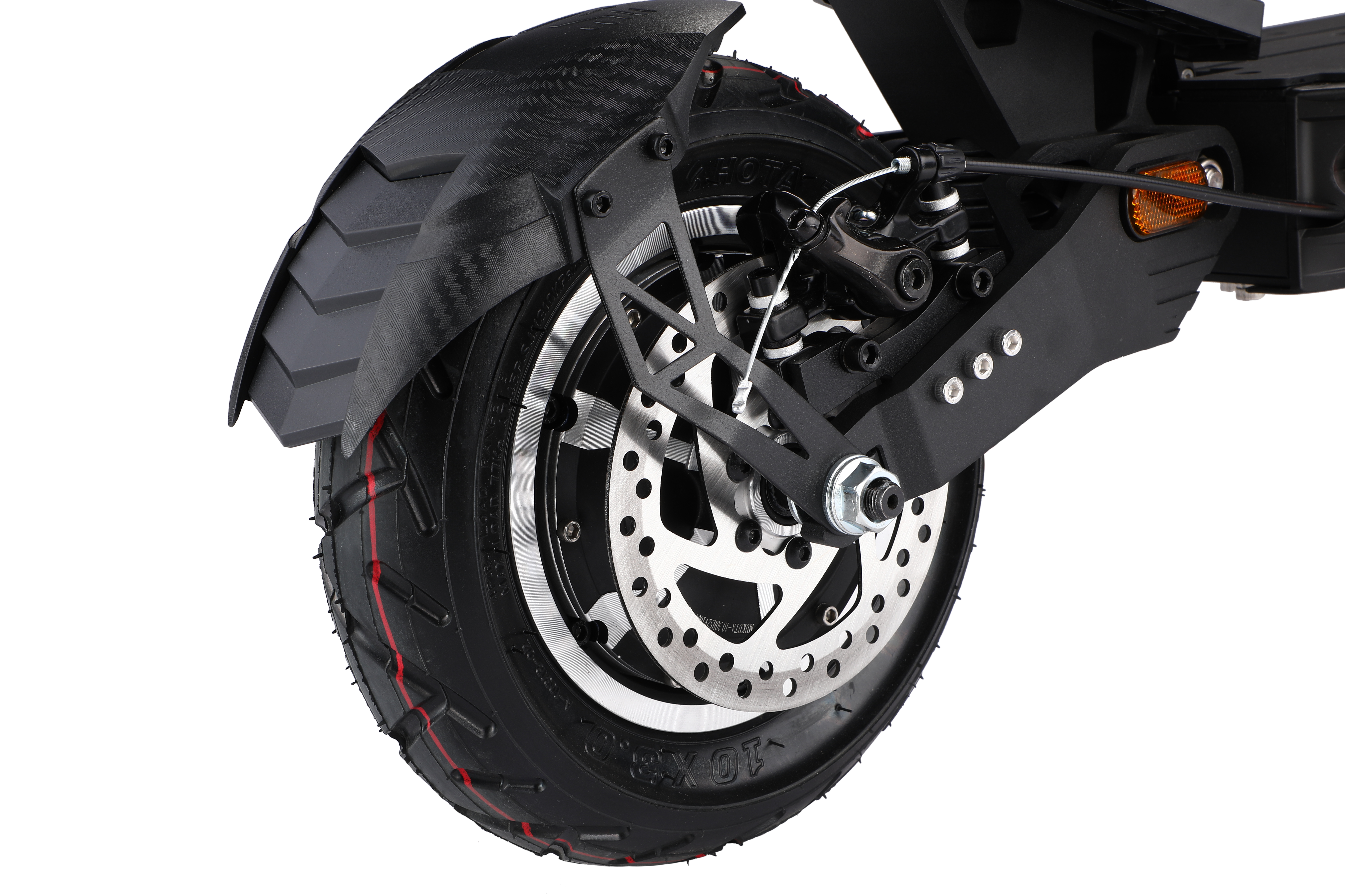 Siyah scooter tekerleği, kırmızı çizgili lastik ve disk freni ile. Karbon fiber çamurluk.