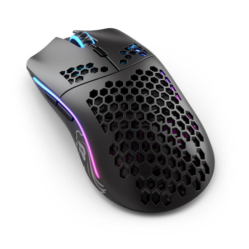 Schwarze Gaming-Maus mit Wabenmuster, beleuchtet mit blauen und pinken Lichtern.