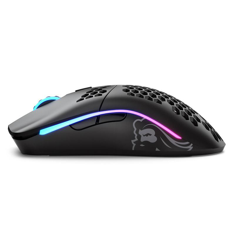 Schwarze Gaming-Maus mit Wabenmuster. Sie hat RGB-Beleuchtung und ein Logo an der Seite.