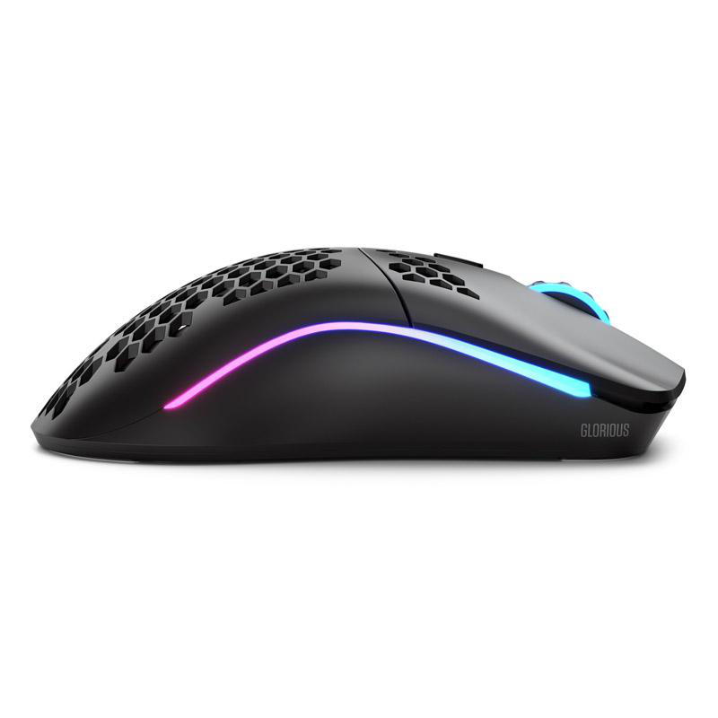 Schwarze Gaming-Maus, Seitenansicht, mit RGB-Beleuchtung.