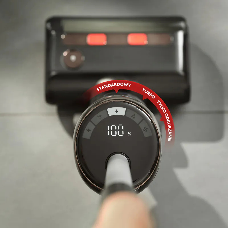 Uchwyt odkurzacza z wyświetlaczem cyfrowym, strzałkami i tekstem. Szare tło.