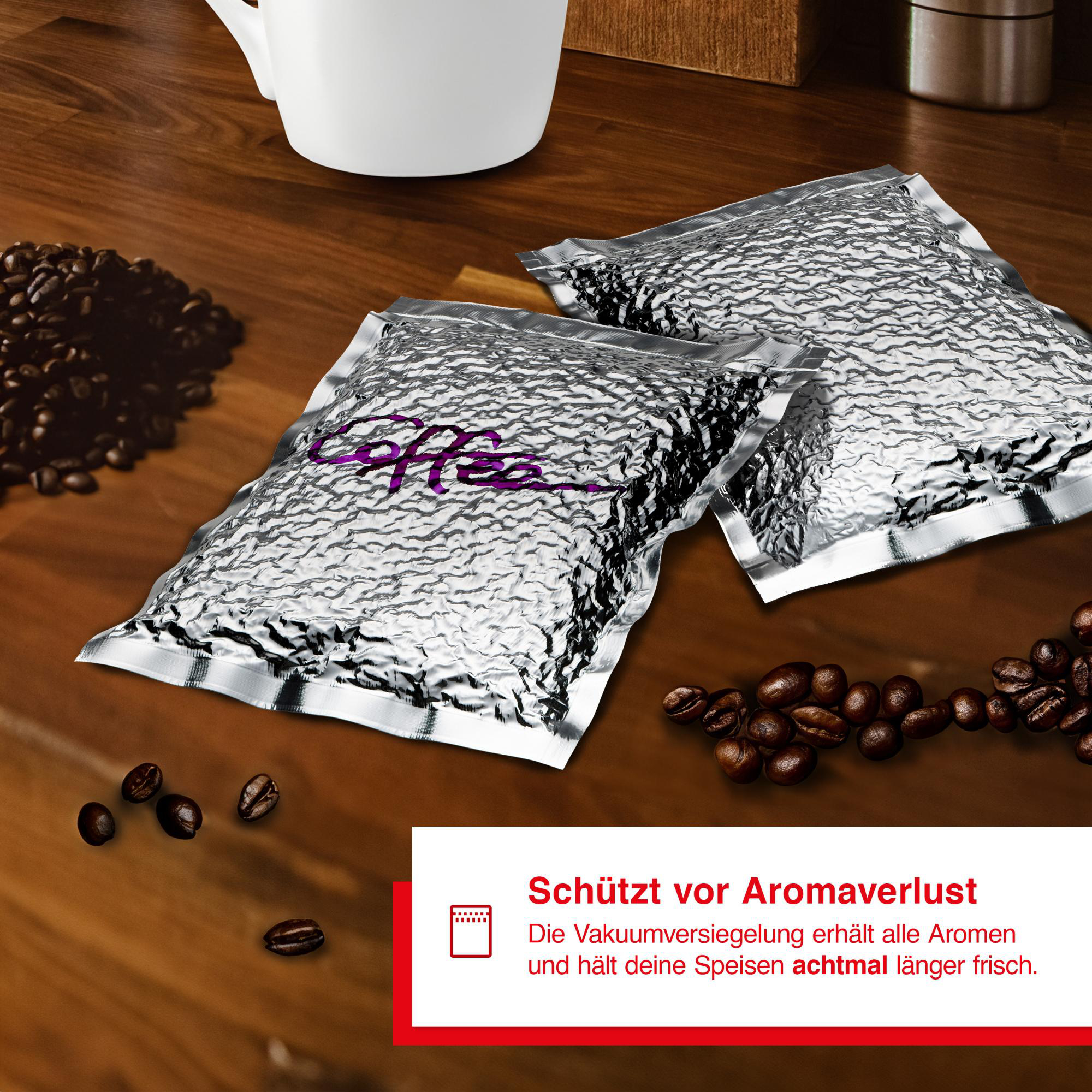 Kaffeebohnen und zwei silberne, vakuumversiegelte Kaffeetüten. Text: schützt vor Aromaverlust.