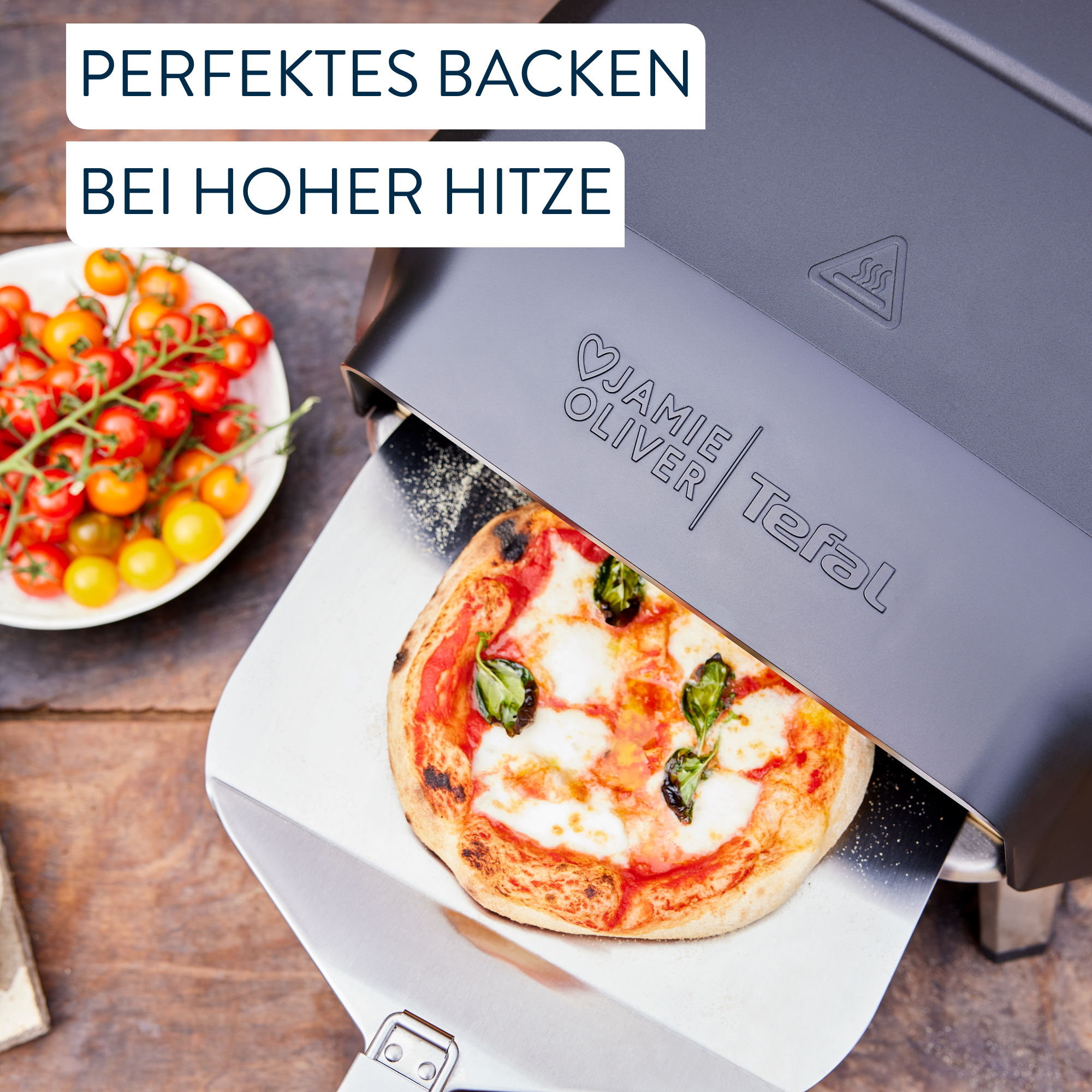 Pizza auf einem Pizzaschieber mit einem heißen Ofen und Kirschtomaten.