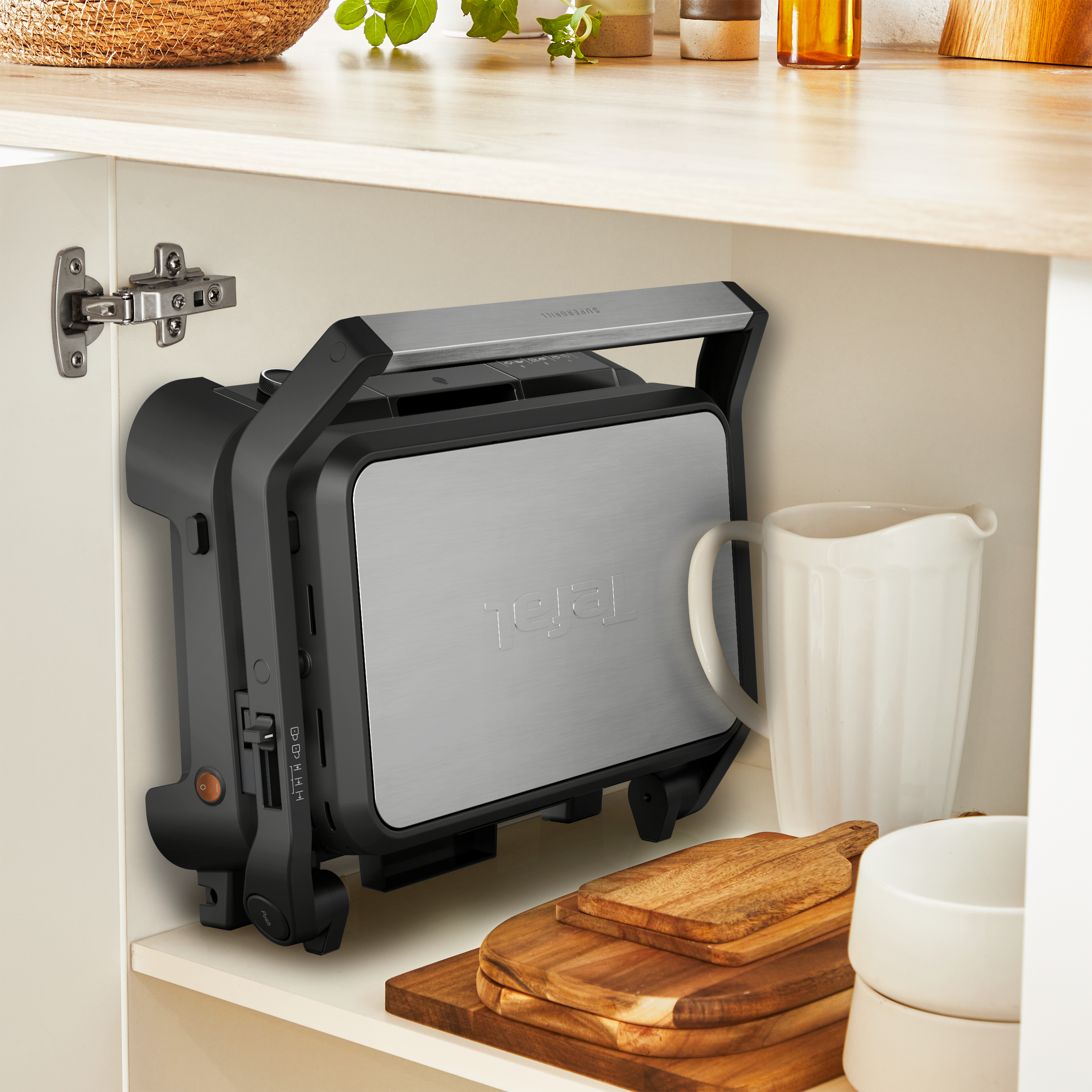 Ein Tefal-Gerät wird in einem Küchenschrank aufbewahrt.