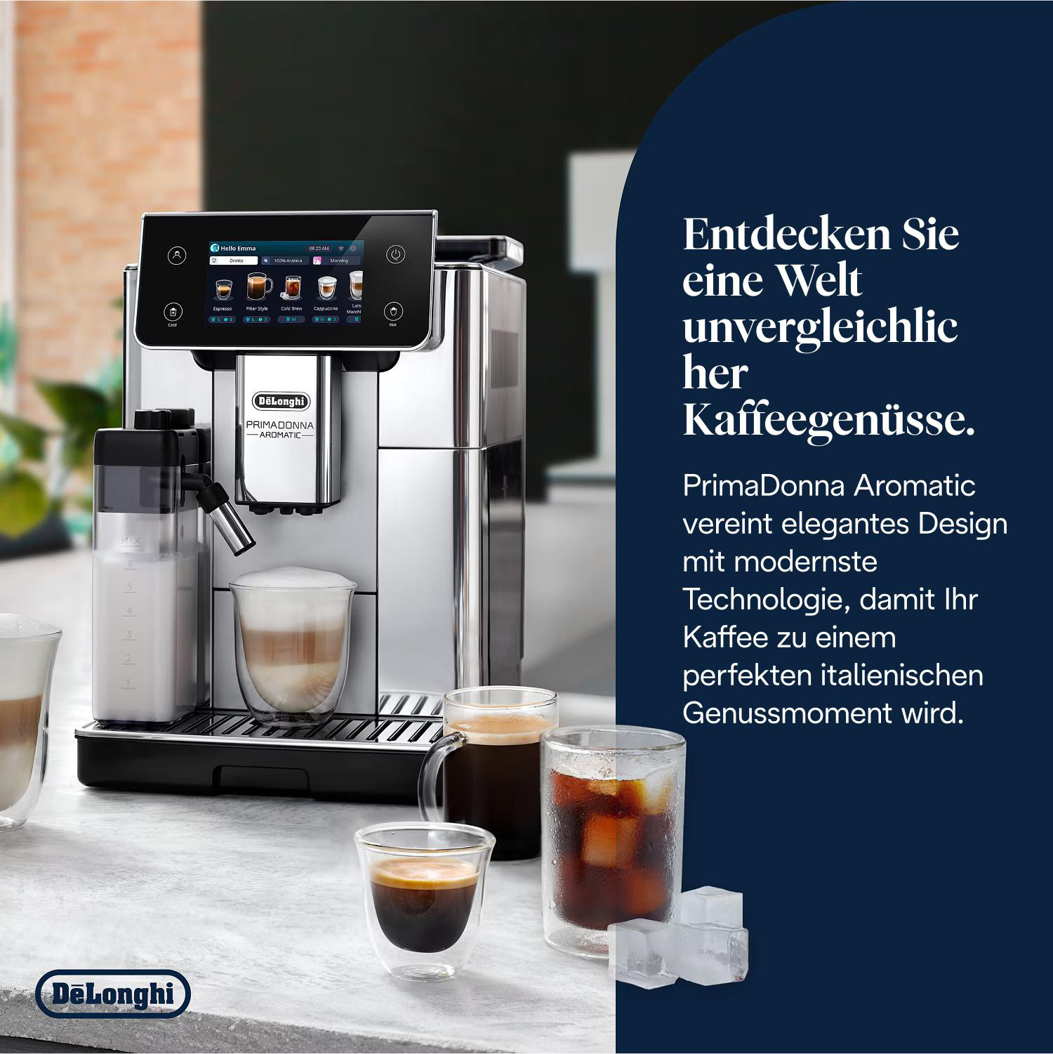 Eine Kaffeemaschine mit einer Tasse Kaffee und einem Glas Eiskaffee mit Eiswürfeln.