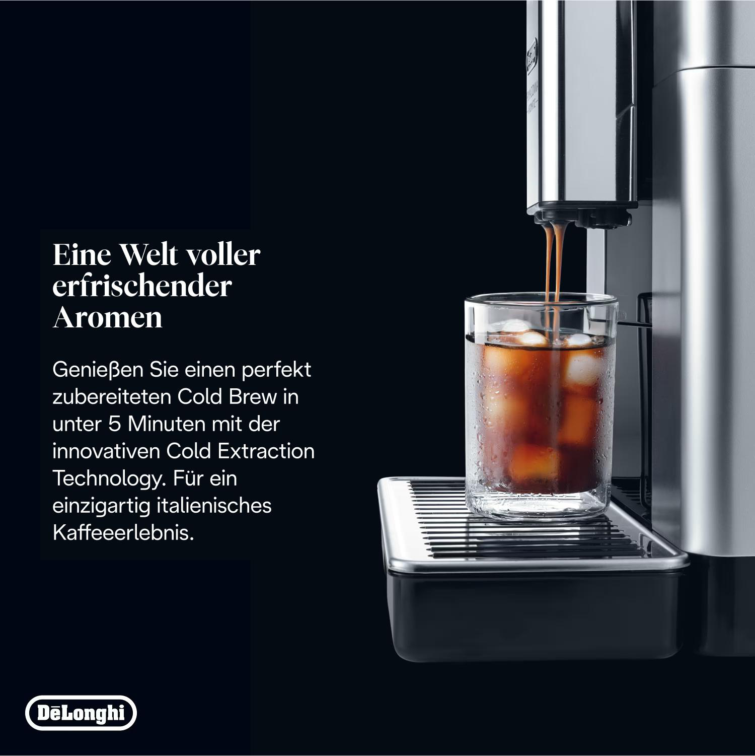 Eine De'Longhi Kaffeemaschine gießt Kaffee in ein Glas mit Eiswürfeln, vor schwarzem Hintergrund.