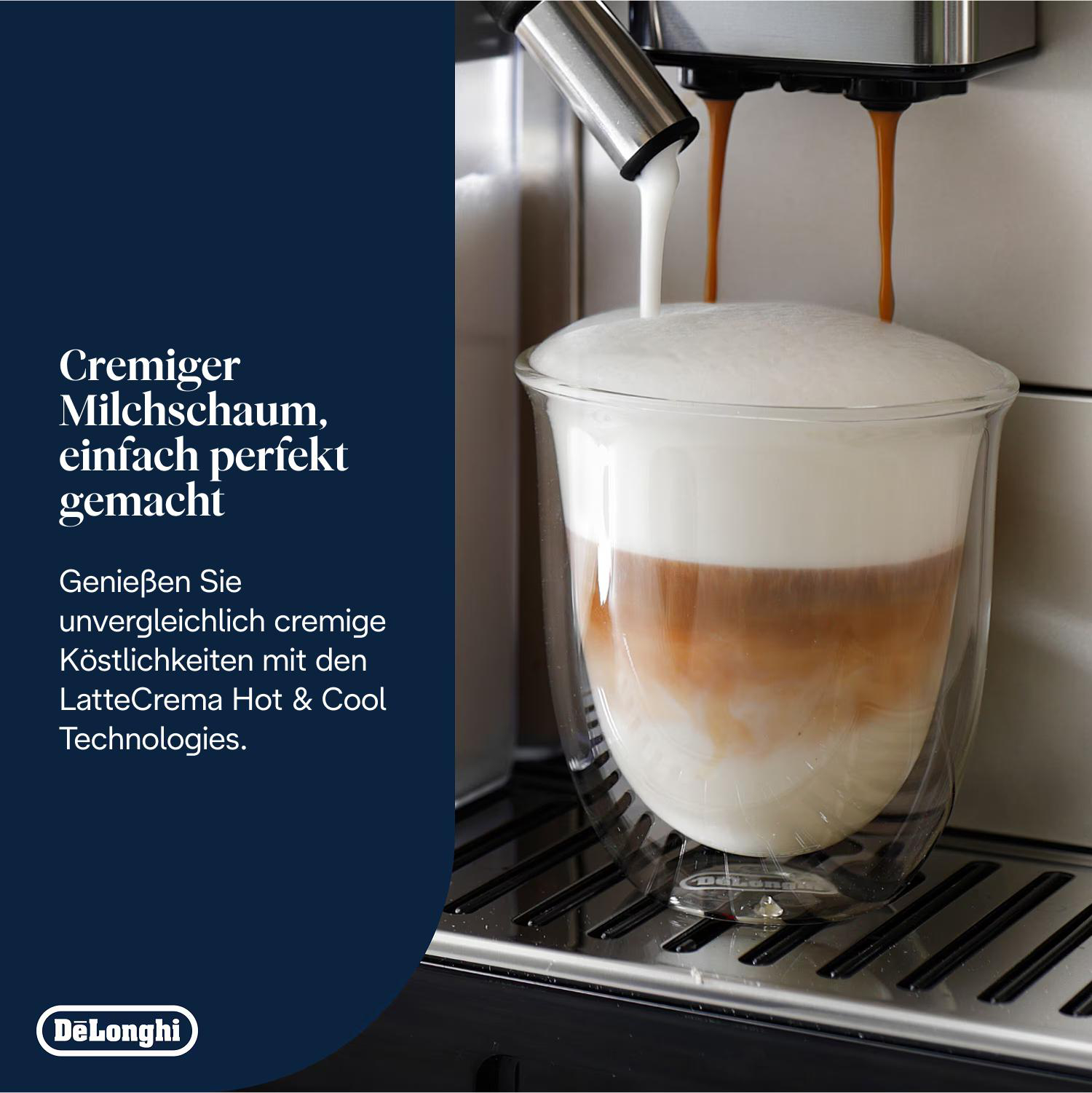 Kaffeemaschine gießt Milch in ein Glas mit Kaffeeschichten. Cremiger Schaum oben. Text: Cremiger Milchschaum.
