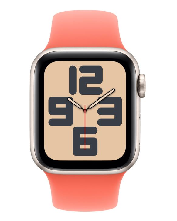 Mercan rengi kayışlı bir Apple Watch. Saat kadranında 12, 3, 6 ve 9 sayıları görülüyor. Saat gümüş bir kasaya sahip.