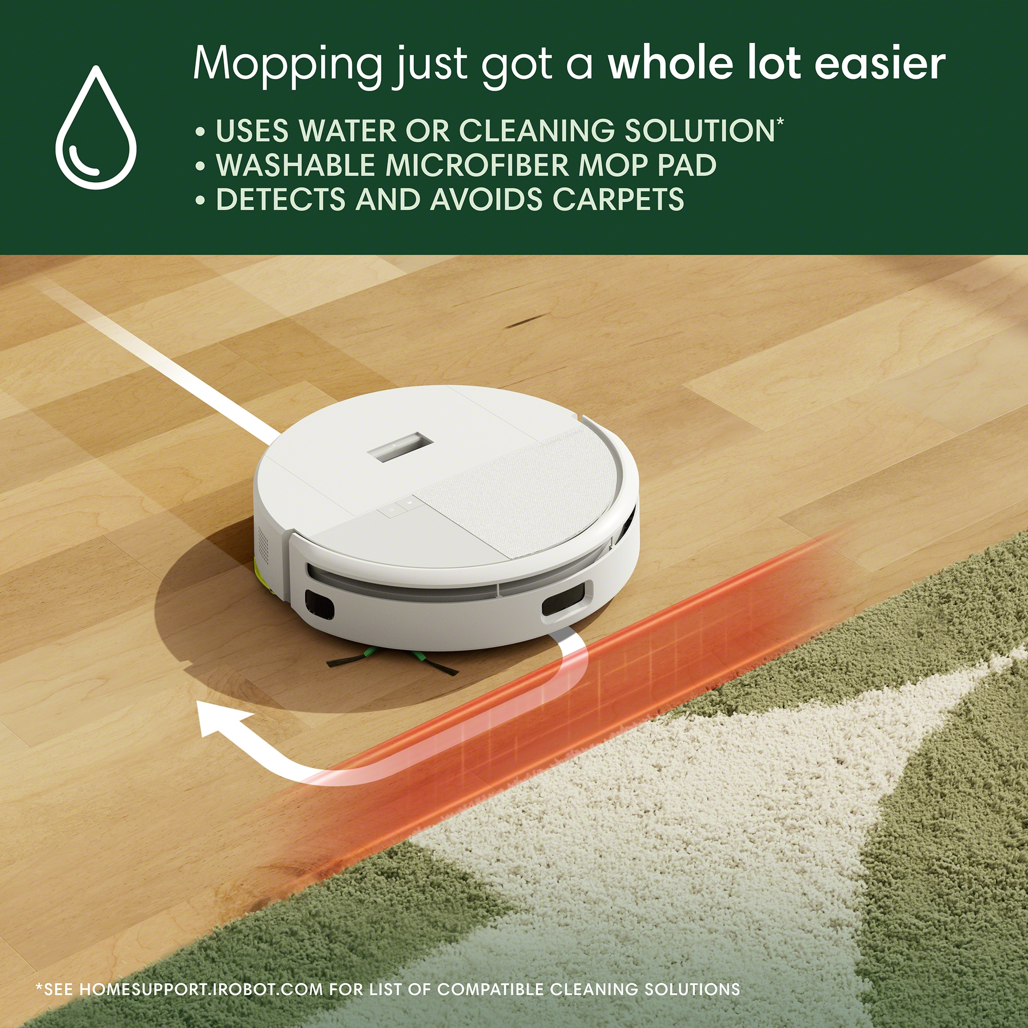 Aspirateur robot sur un plancher en bois. Il nettoie le sol.