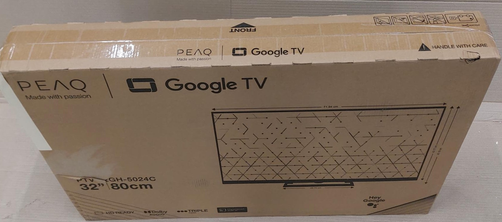 Kartonowe pudełko na telewizor. Pudełko ma obraz ekranu telewizora. Widoczny jest tekst 'Google TV'.