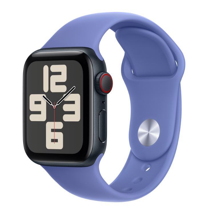 Mavi kayışlı bir Apple Watch. Saat kadranı zamanı gösterir. Saatin siyah kasası ve kırmızı bir düğmesi vardır.