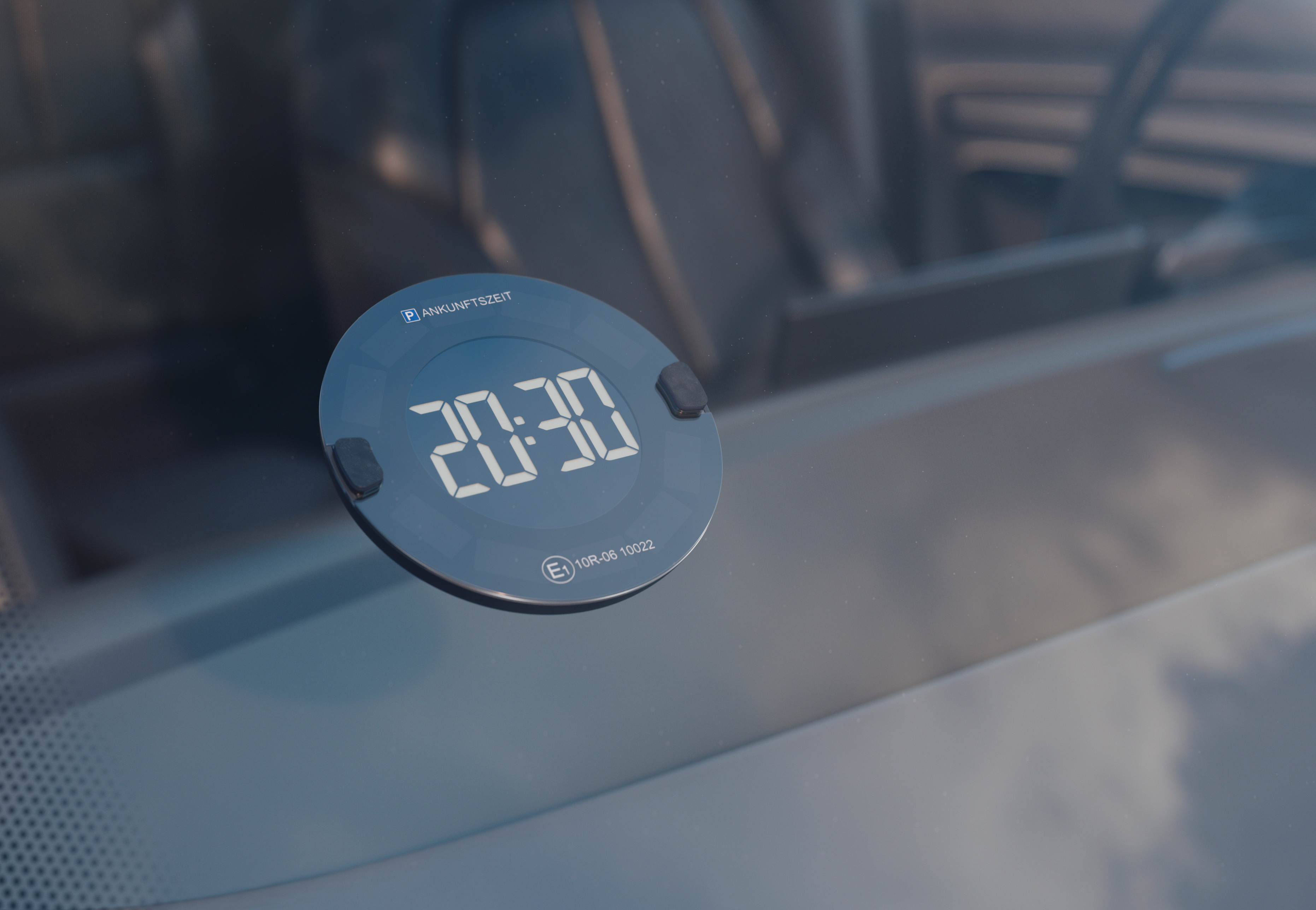 Windschutzscheibe eines Autos mit Digitaluhr, die 20:30 anzeigt. Dunkelblauer Hintergrund. Die Zeit ist weiß.