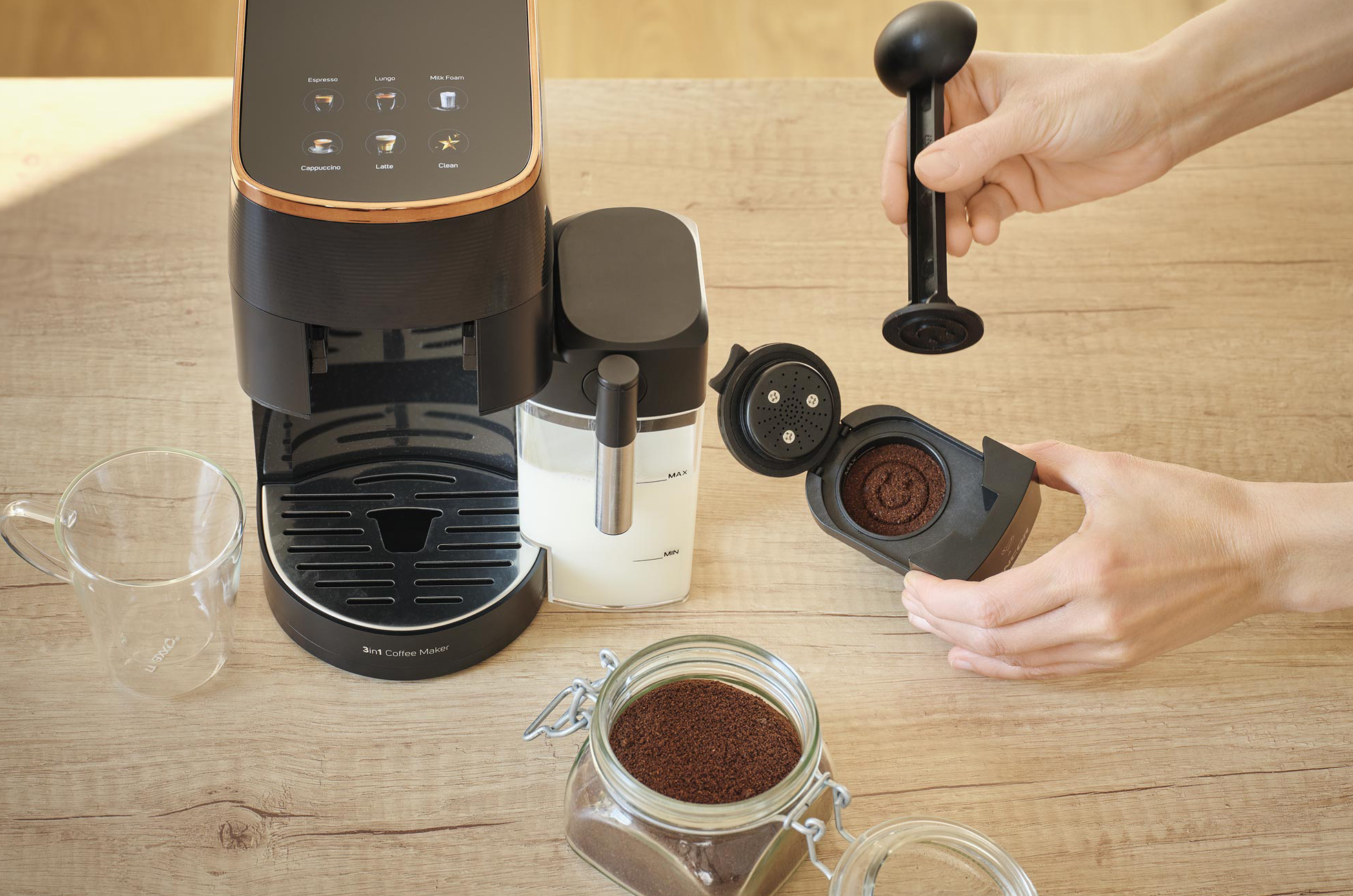 Egy darabjaira szedett kávéfőzőgép, amely olyan alkatrészeket mutat, mint a szűrő és a csésze.