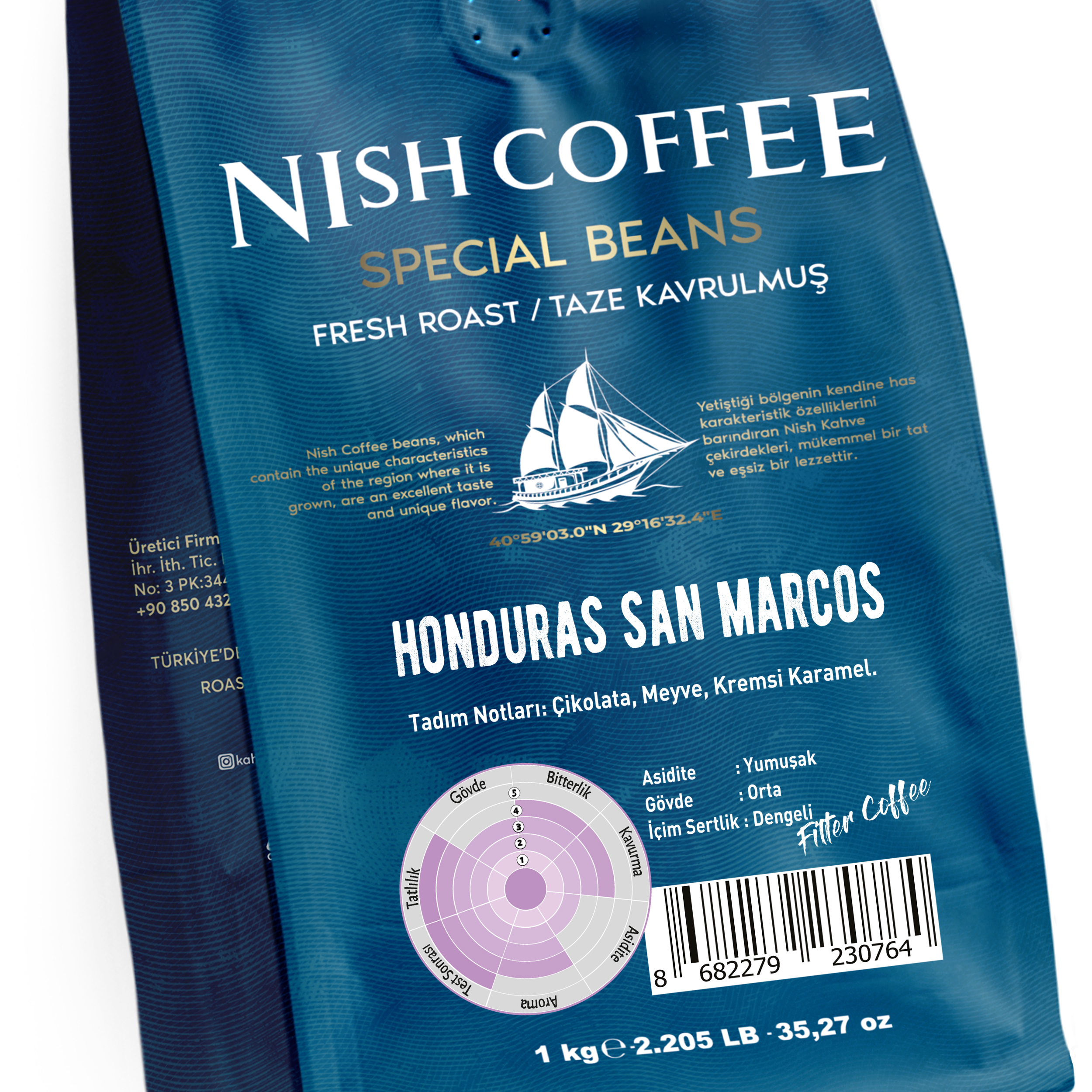 Bir Nish Coffee çantası, Honduras San Marcos. Çanta, metin ve bir tekne illüstrasyonu ile koyu mavidir.