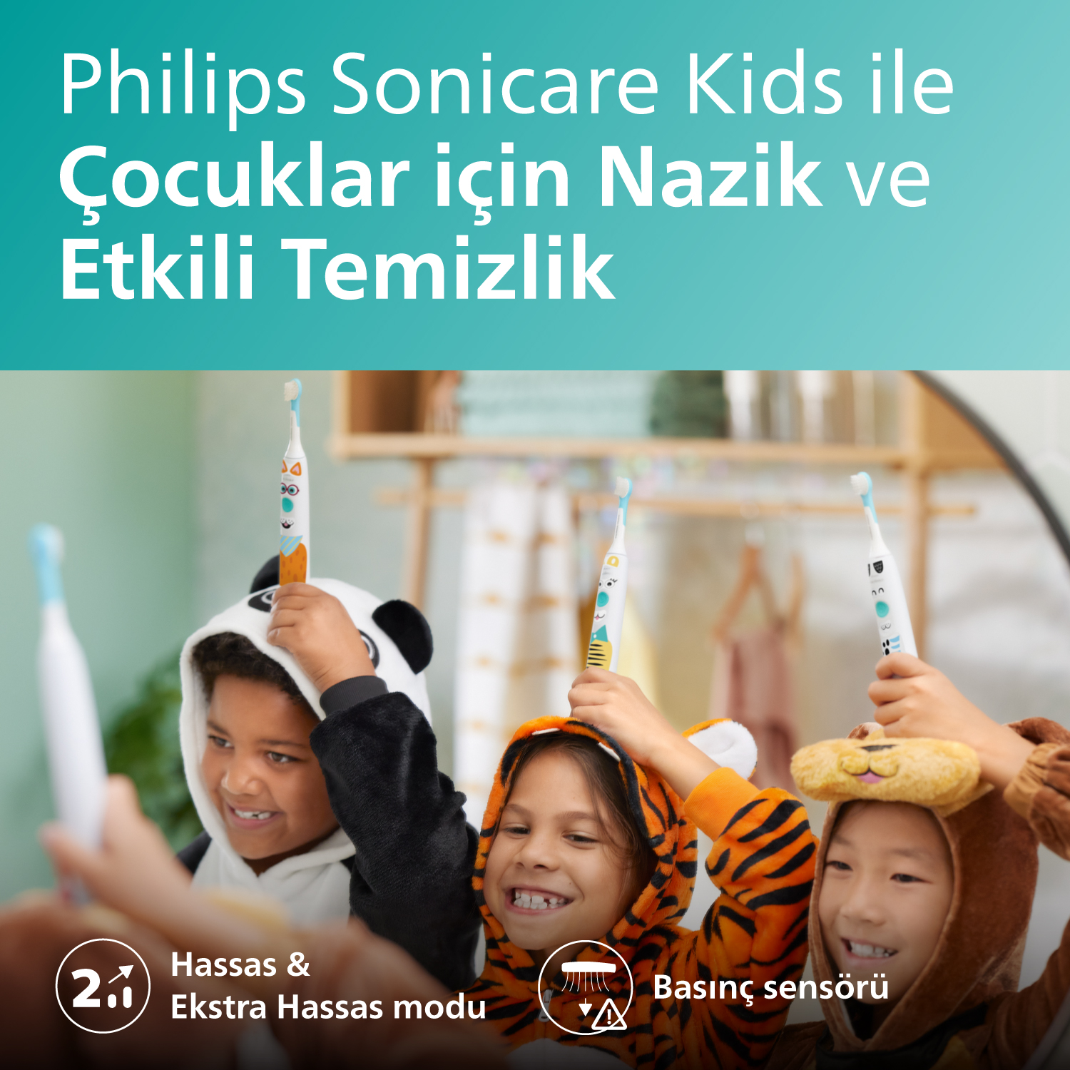 Kostümlü çocuklar Philips Sonicare Kids diş fırçalarıyla dişlerini fırçalıyor.
