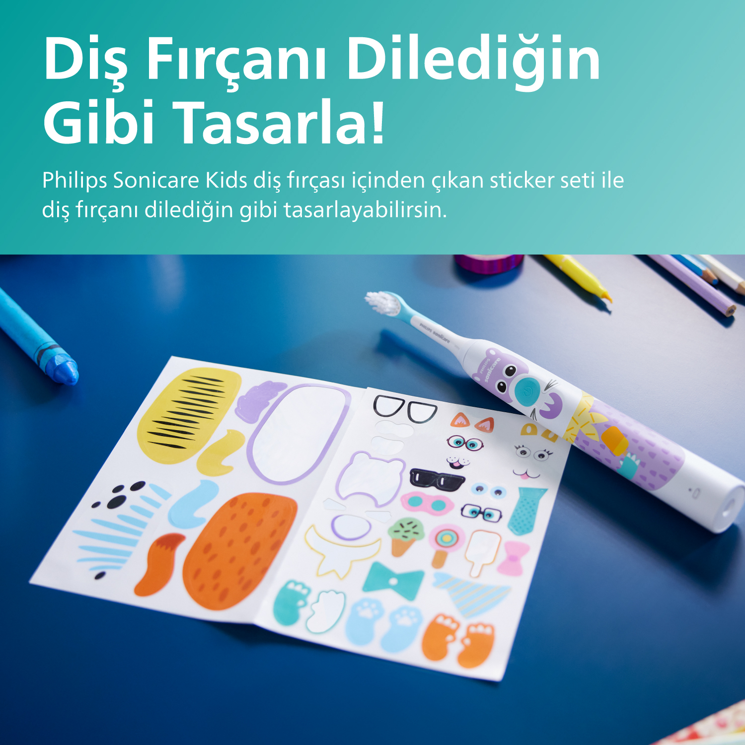 Mavi bir yüzeyde etiketler ve aksesuarlarla diş fırçası, Türkçe metin.