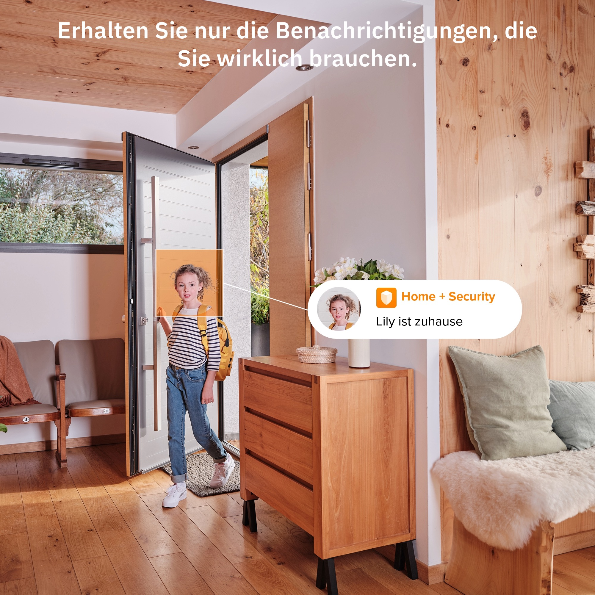 Ein Mädchen betritt ein Haus, mit einer Home + Security-Benachrichtigung, Text: Lily ist zu Hause.