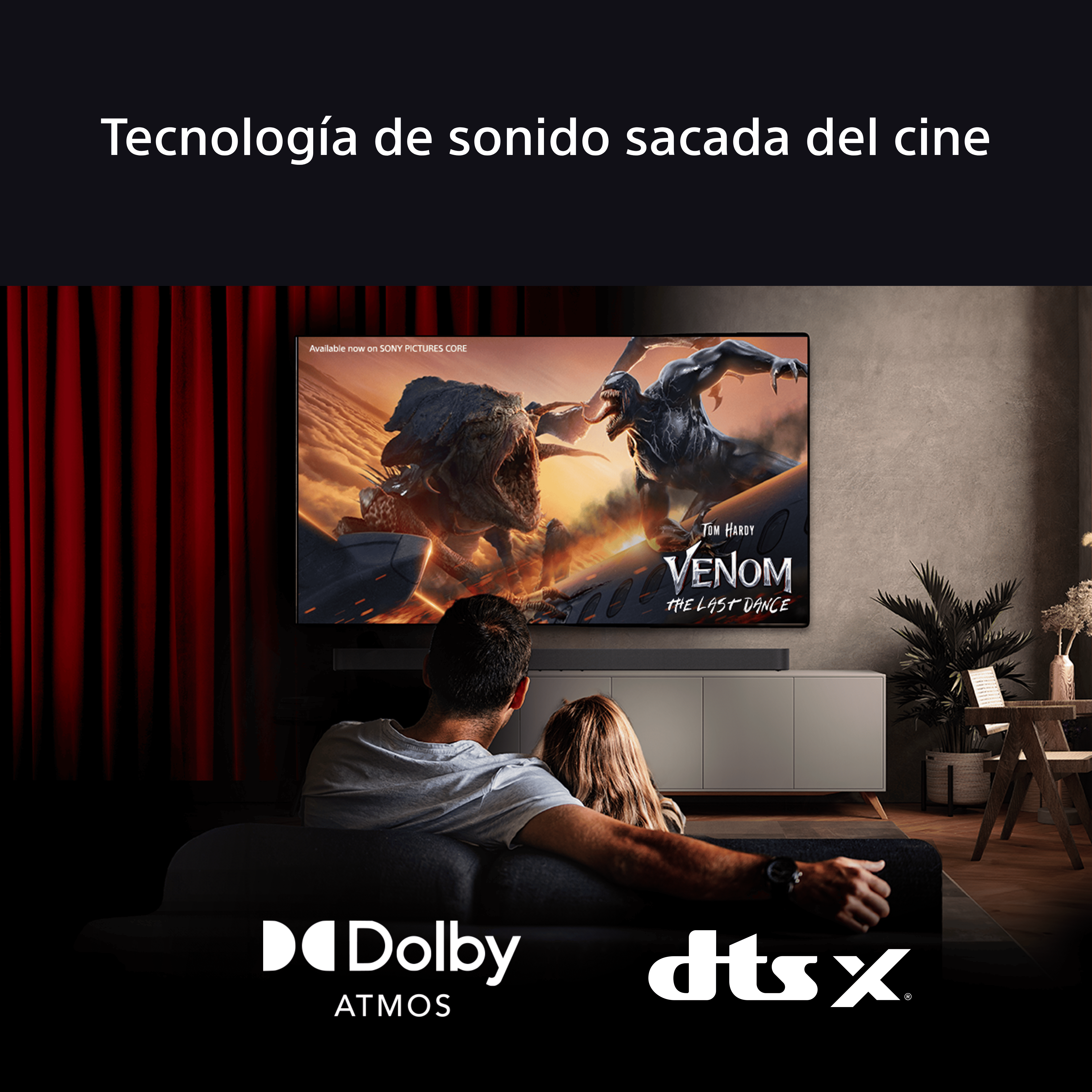 Una familia viendo una película en la televisión con los logotipos Dolby Atmos y DTS:X.