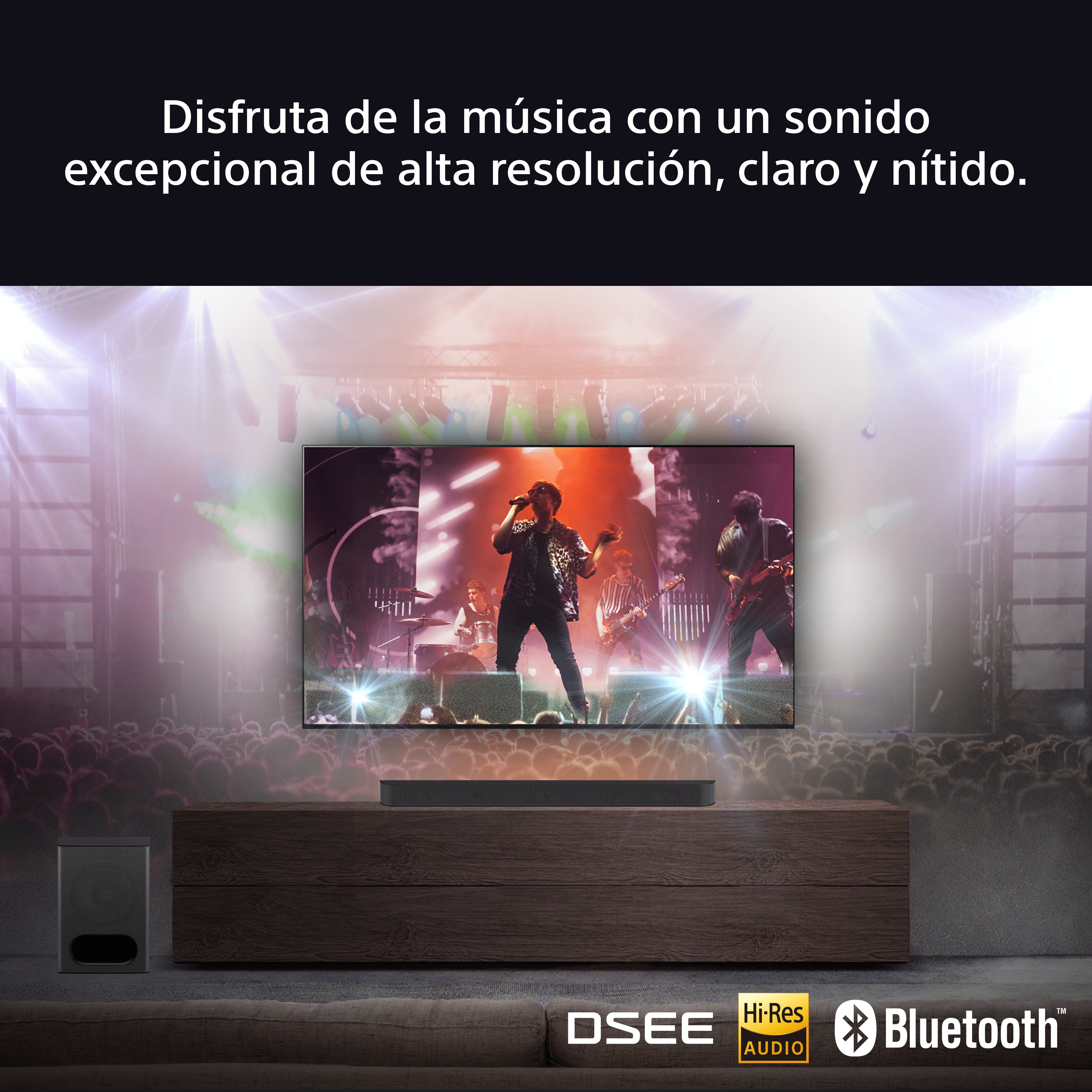 Una persona cantando frente a una pantalla grande.