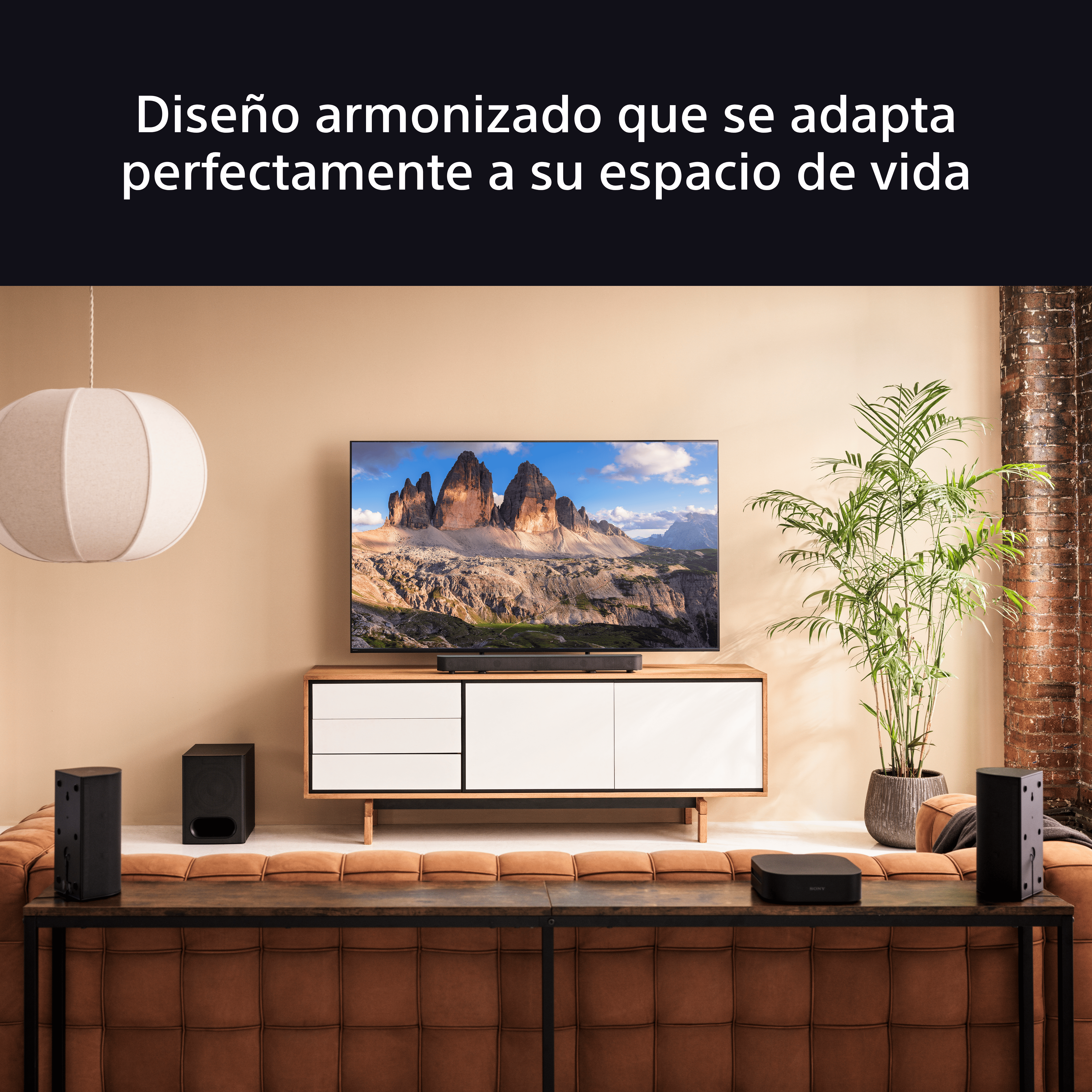 Salón con TV en mueble, altavoces, sofá y planta. Texto: Diseño armonioso que se adapta a tu espacio de vida.