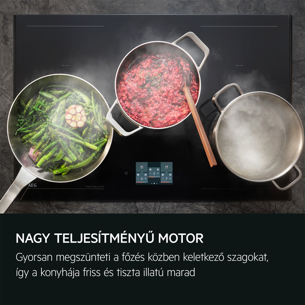 Három edény főzés közben egy fekete indukciós főzőlapon.