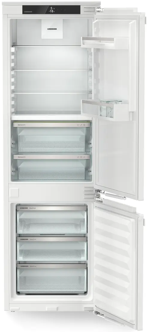 Ein geöffneter weißer Kühlschrank mit Glasböden und Schubladen. Das Innere ist gut beleuchtet und leer.