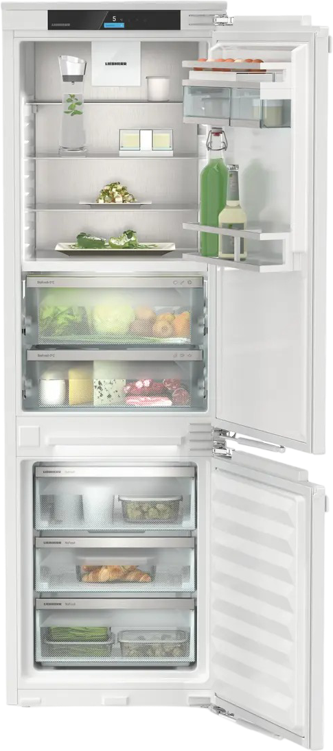 Weißer Kühlschrank mit geöffneter Tür, zeigt Regale mit Lebensmitteln. Der Innenraum ist gut beleuchtet.