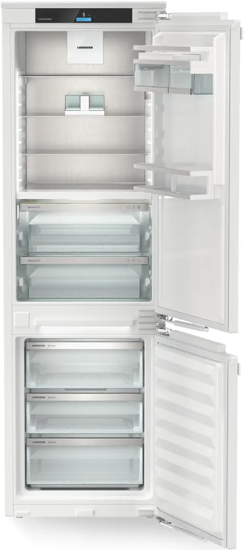 Weißer Kühlschrank mit offenen Türen, die Regale und Schubladen zeigen.