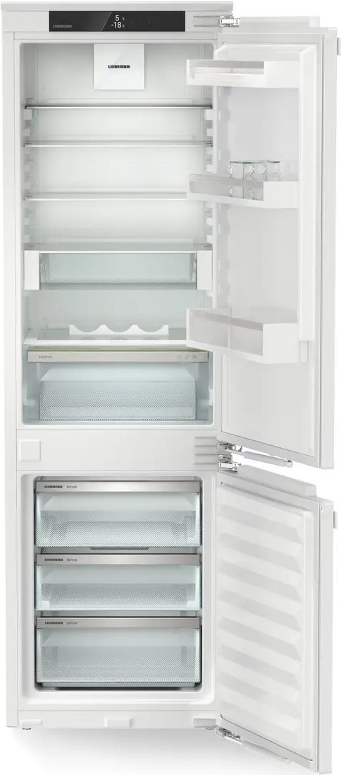 Weißer Kühlschrank mit offenen Türen. Innere Regale und Schubladen sind sichtbar.