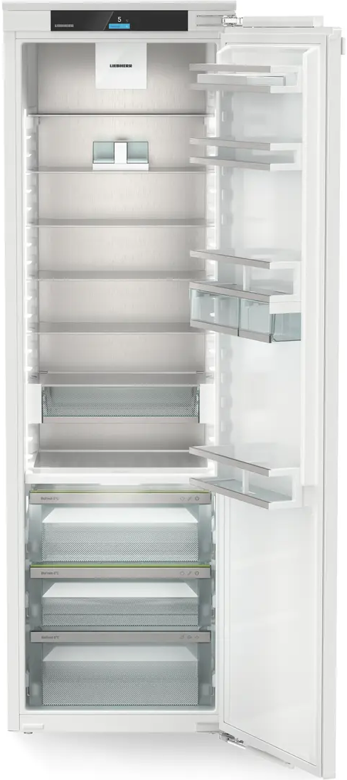 Offener weißer Kühlschrank mit Regalen. Er hat Glasböden und verschiedene Fächer. Die Tür ist offen.